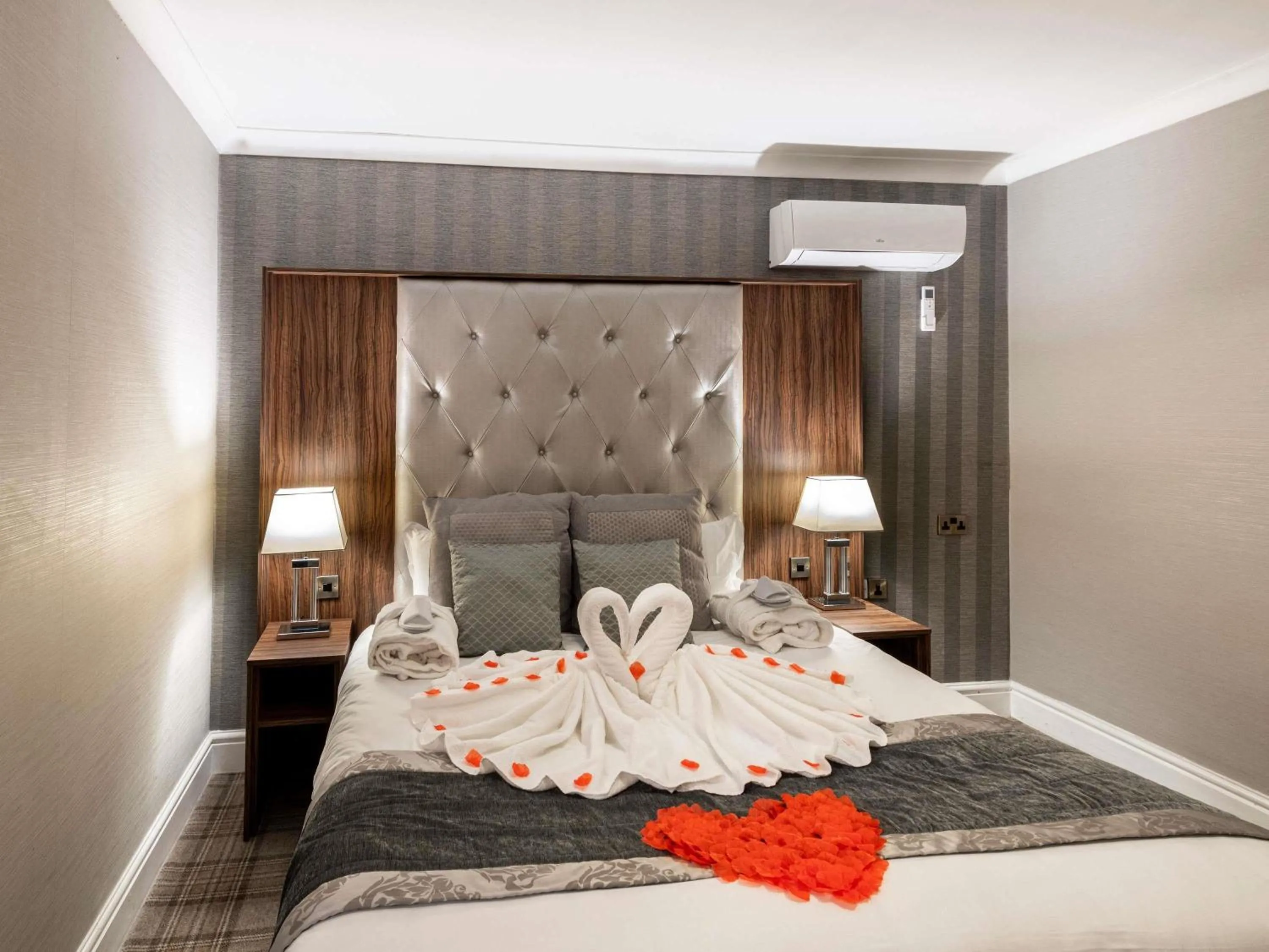 Bedroom, Bed in Mercure Manchester Norton Grange Hotel & Spa