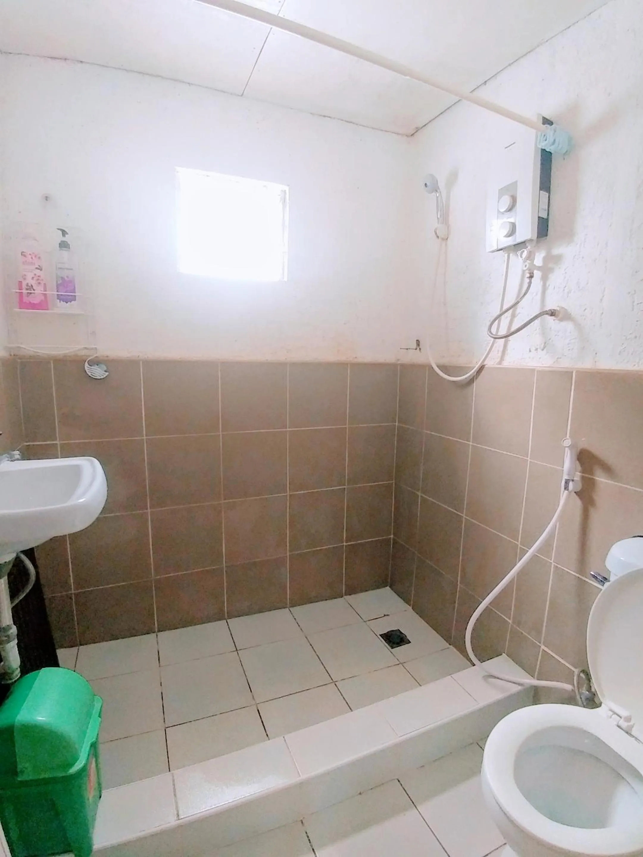 Shower in Stay N Save B&B