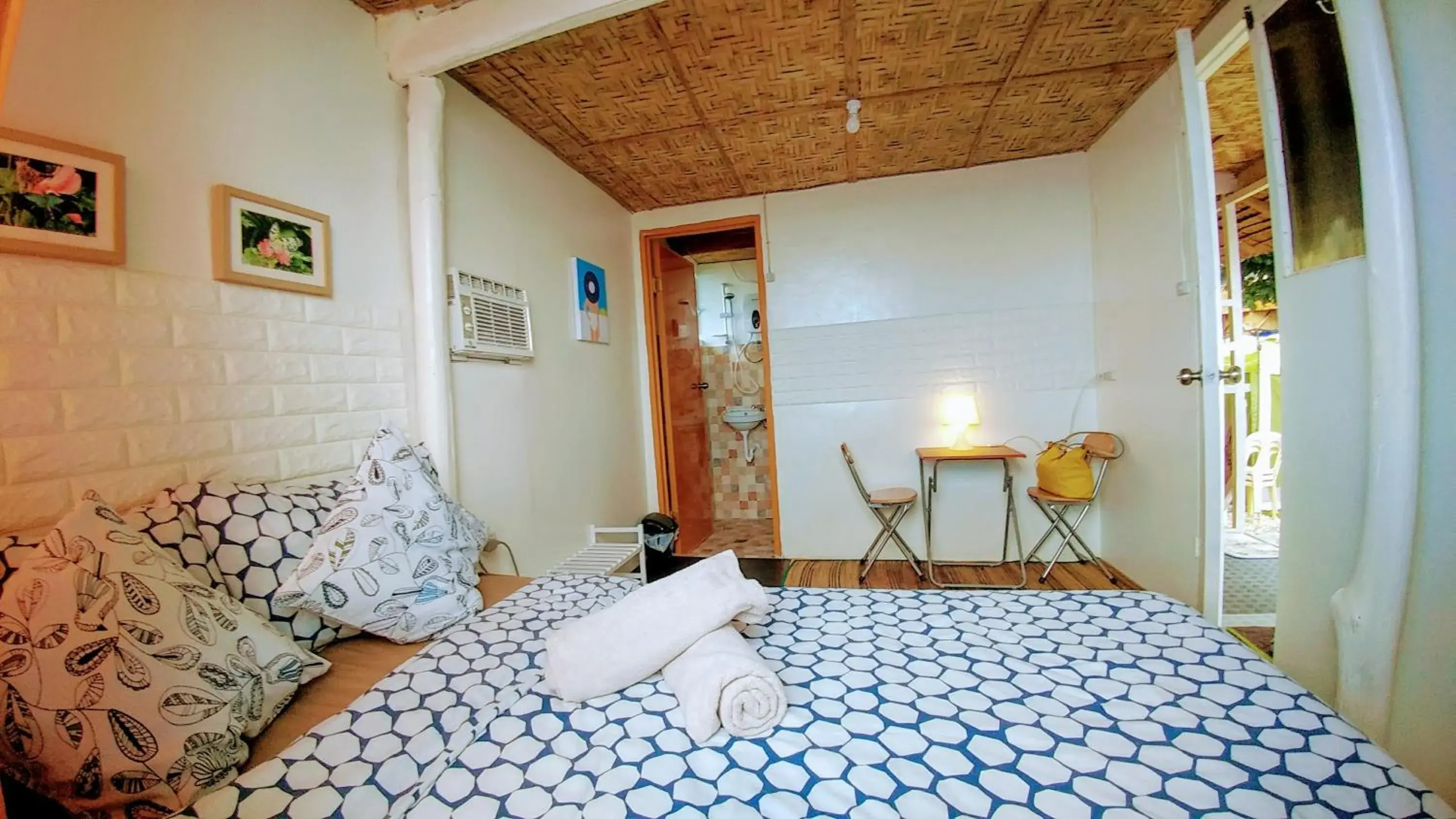 Photo of the whole room, Bed in Stay N Save B&B Photo of the whole room, Bed in Stay N Save B&B