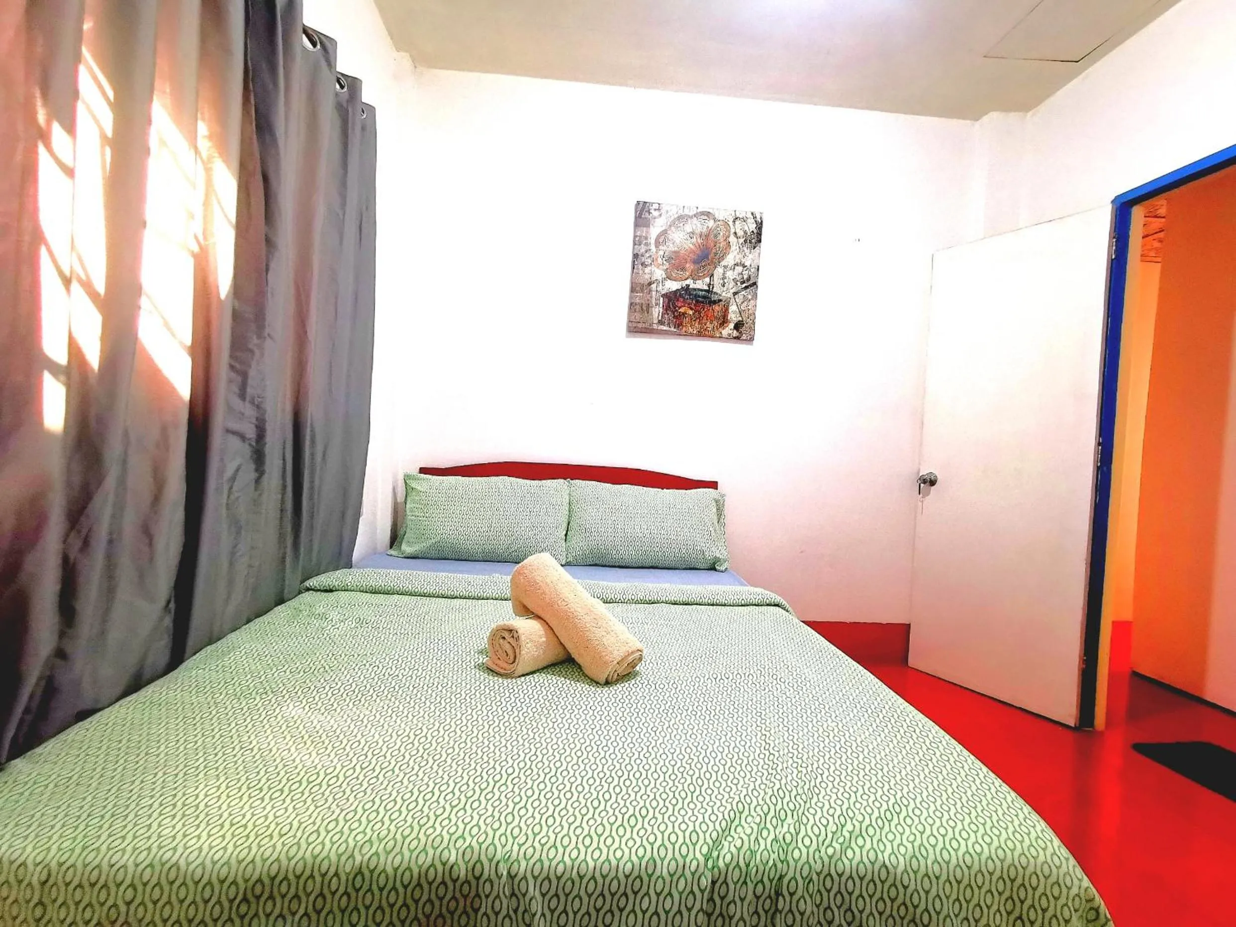 Photo of the whole room, Bed in Stay N Save B&B