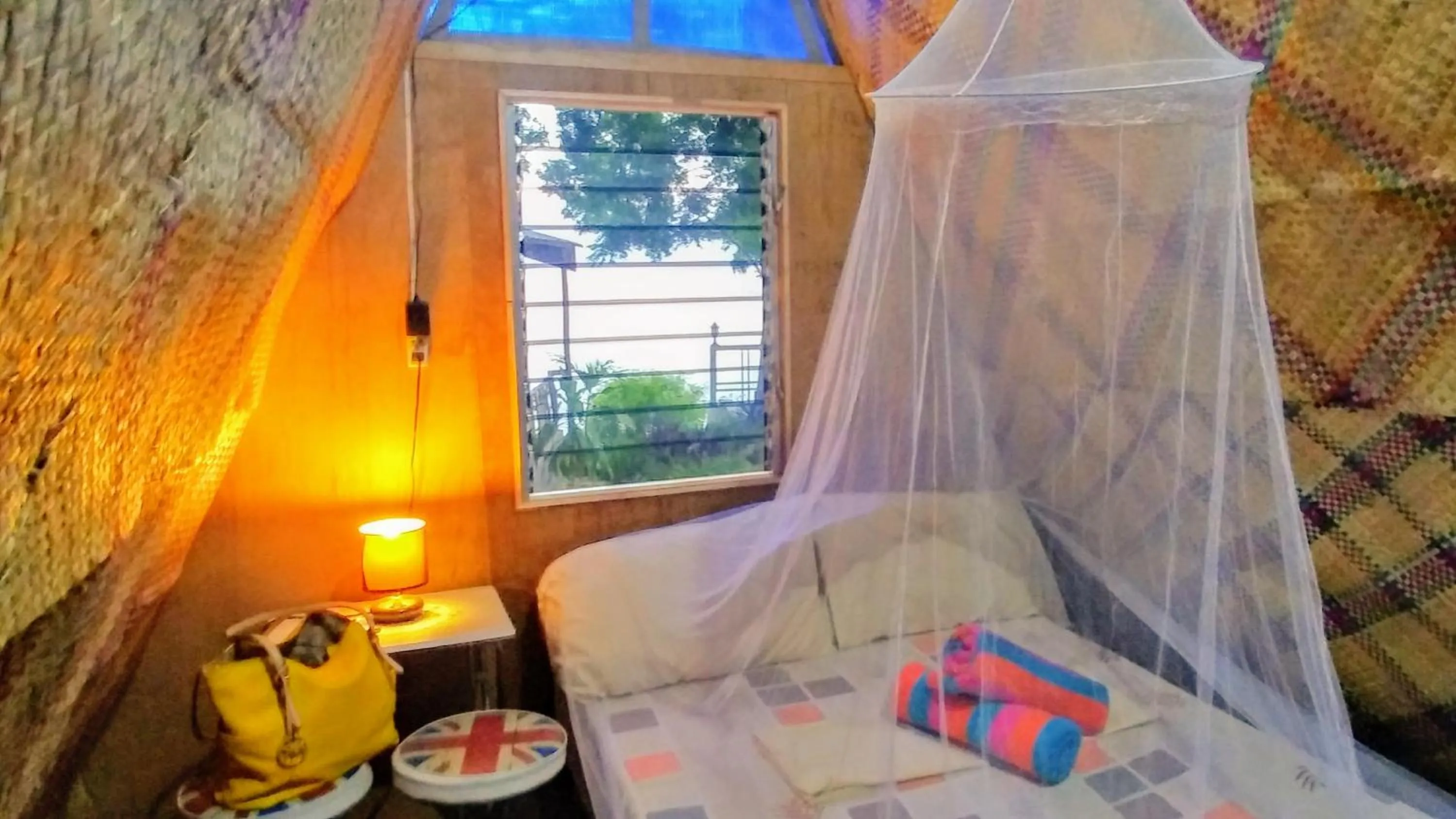 Photo of the whole room, Bed in Stay N Save B&B