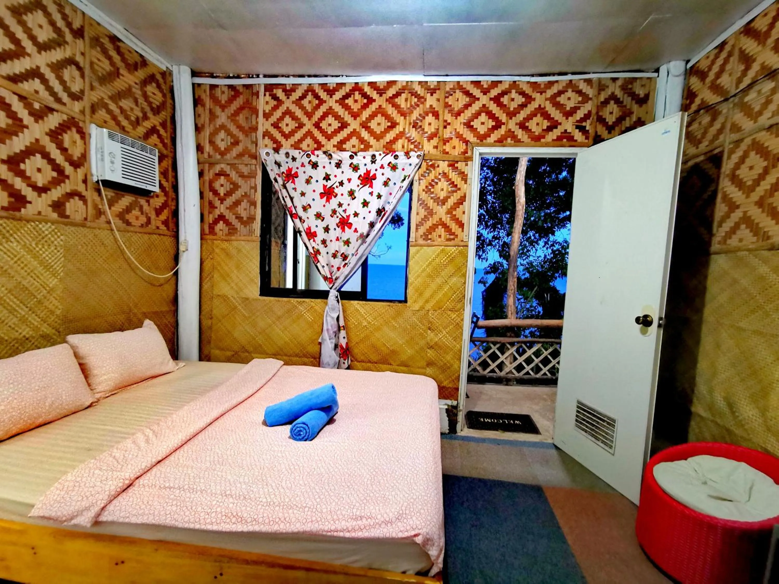 Photo of the whole room, Bed in Stay N Save B&B