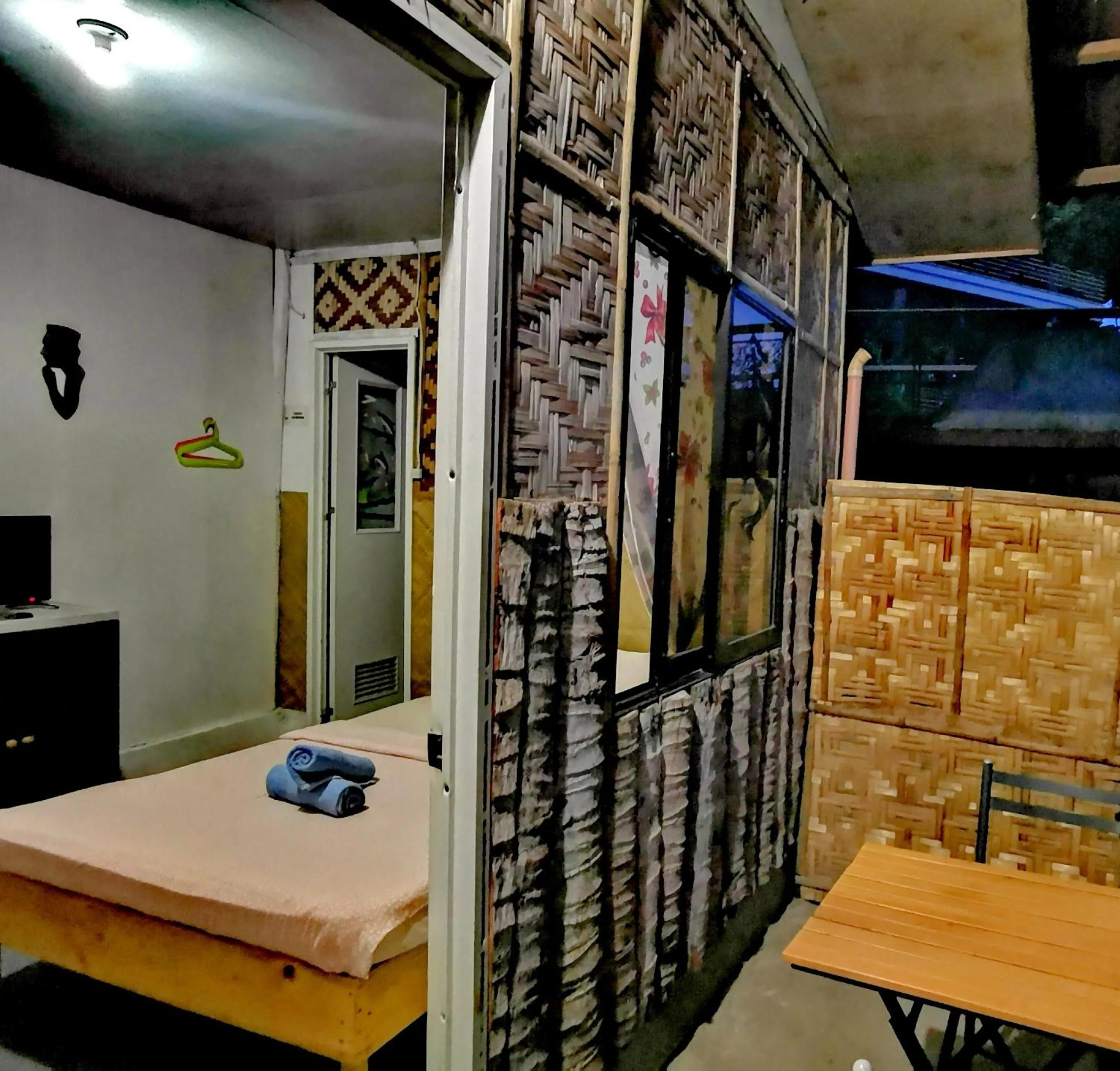 Seating area in Stay N Save B&B