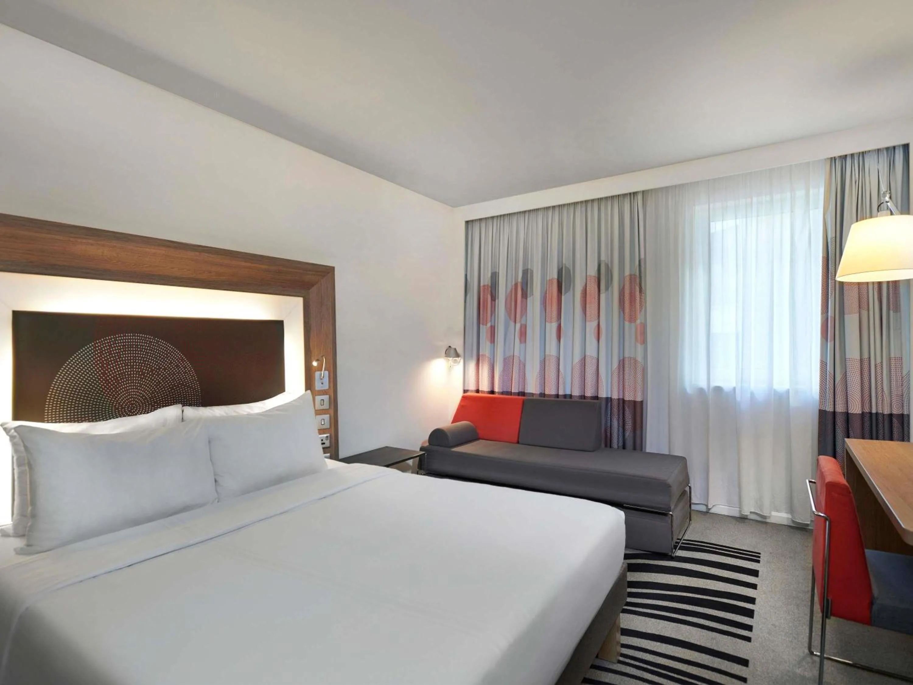 Bedroom, Bed in Novotel London Tower Bridge