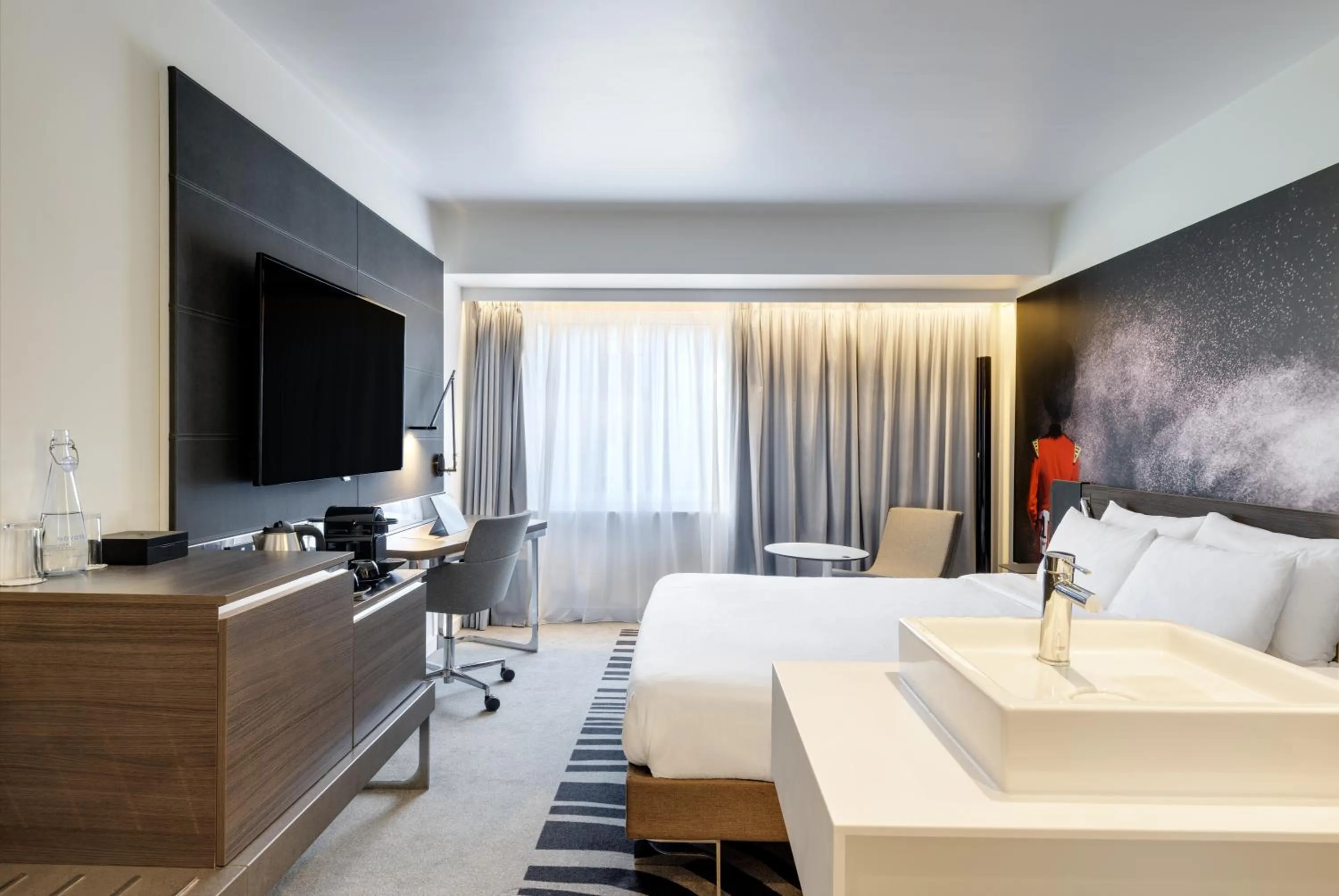 TV and multimedia, Bed in Novotel London Tower Bridge
