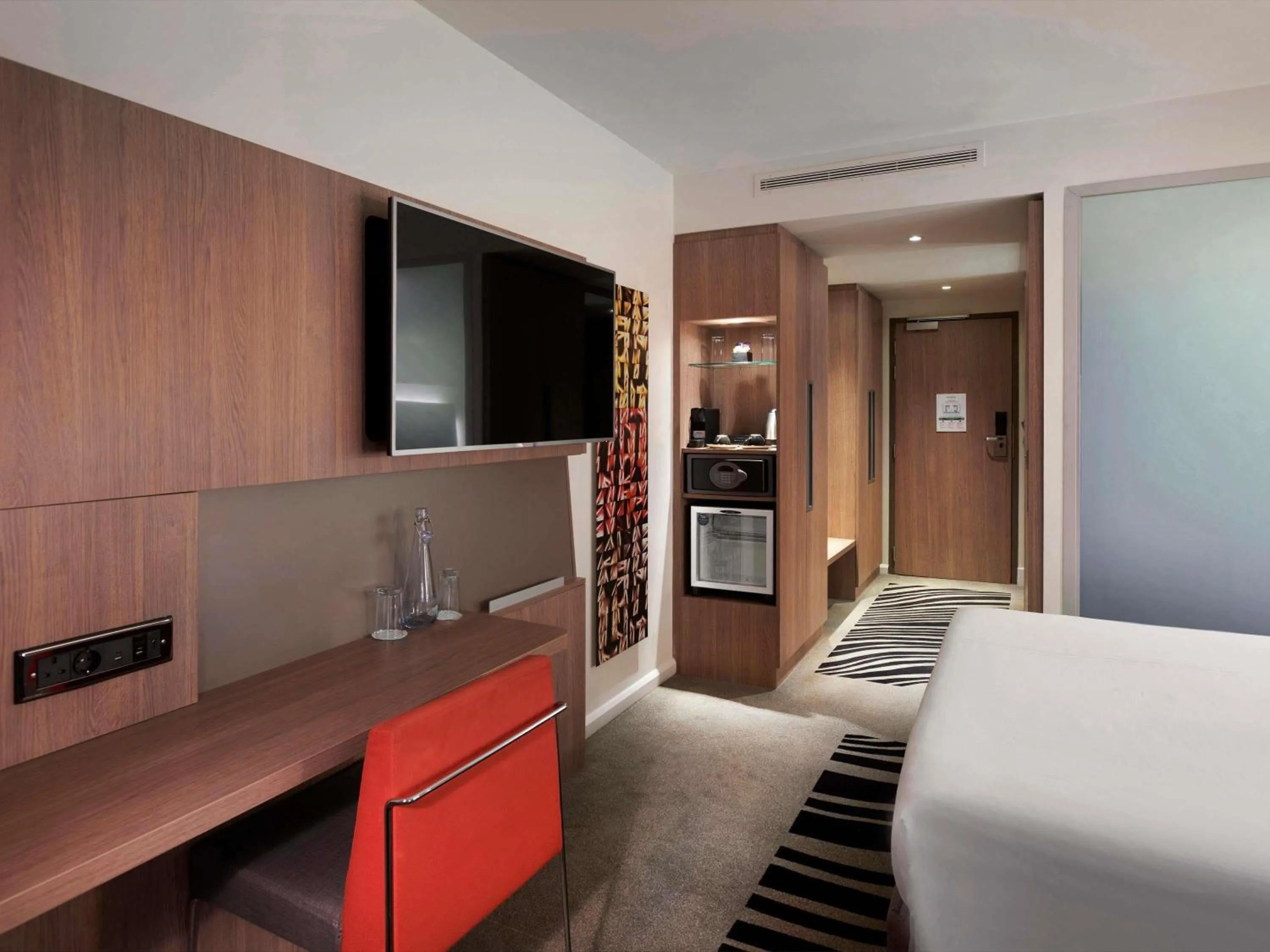 Bedroom, Bed in Novotel London Tower Bridge