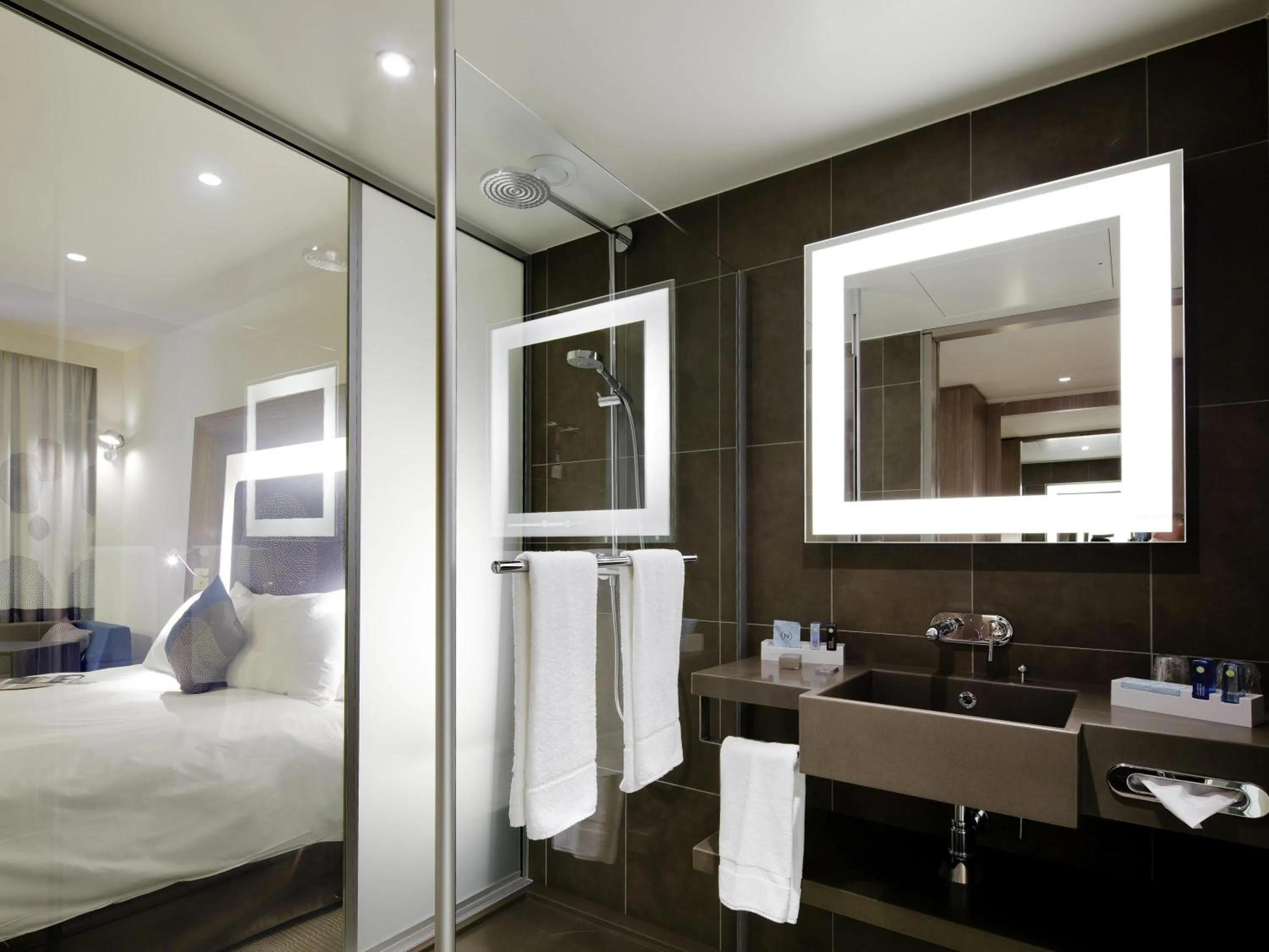 Bathroom, Bed in Novotel London Tower Bridge
