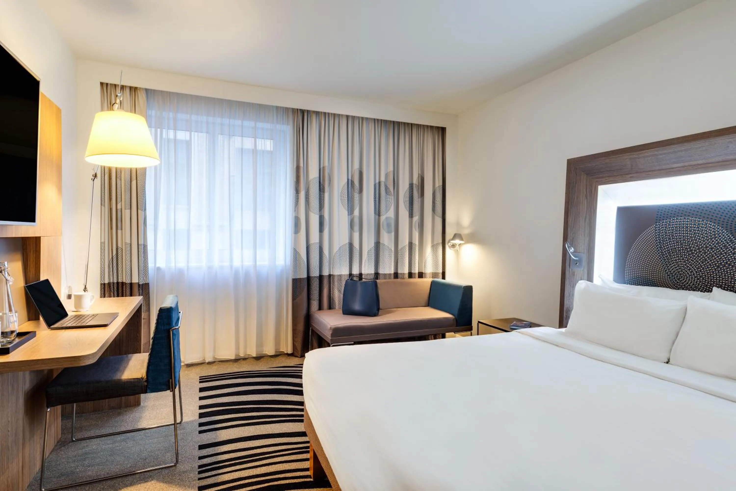 Photo of the whole room, Bed in Novotel London Tower Bridge