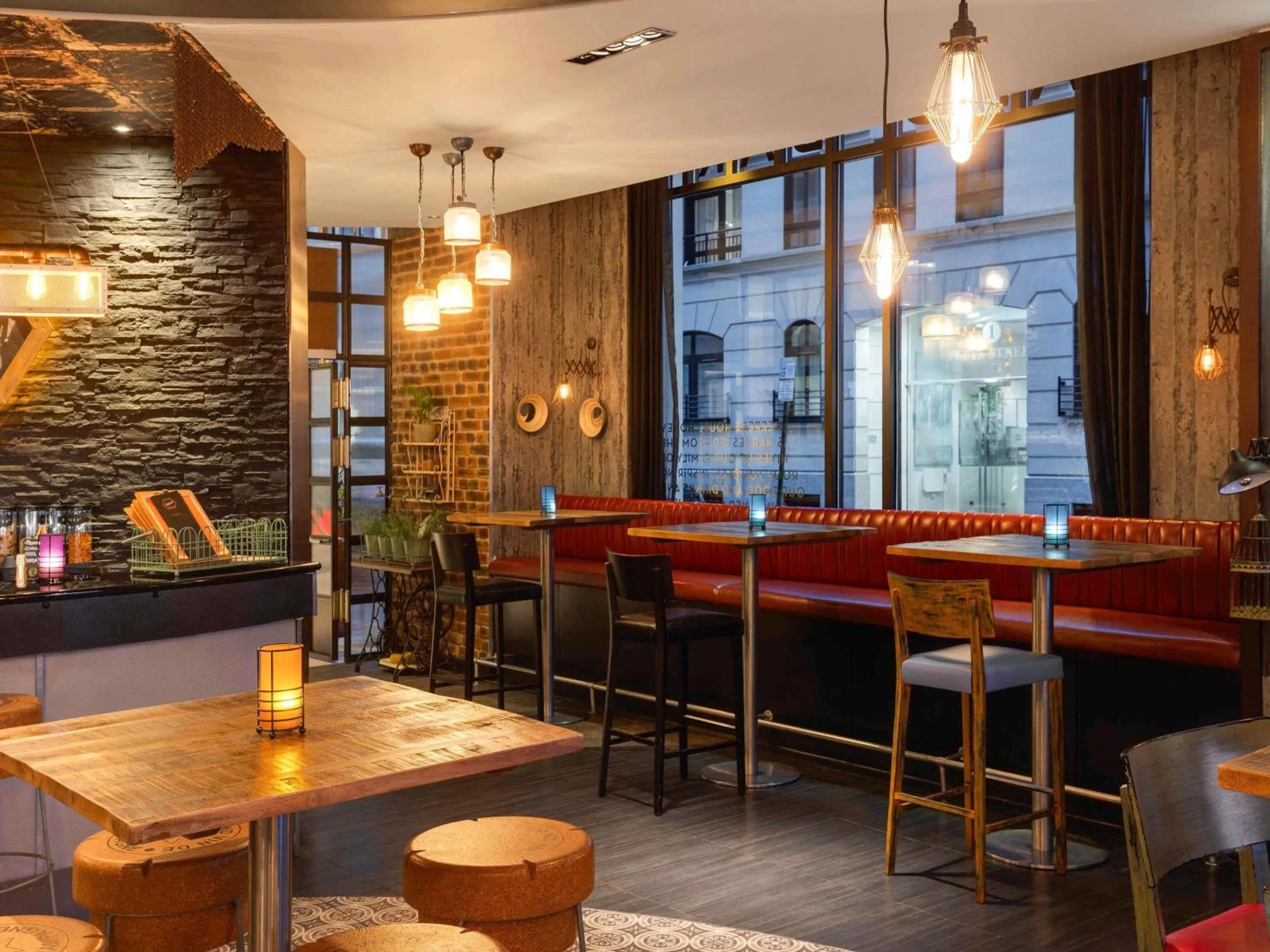 Lounge or bar in Novotel London Tower Bridge