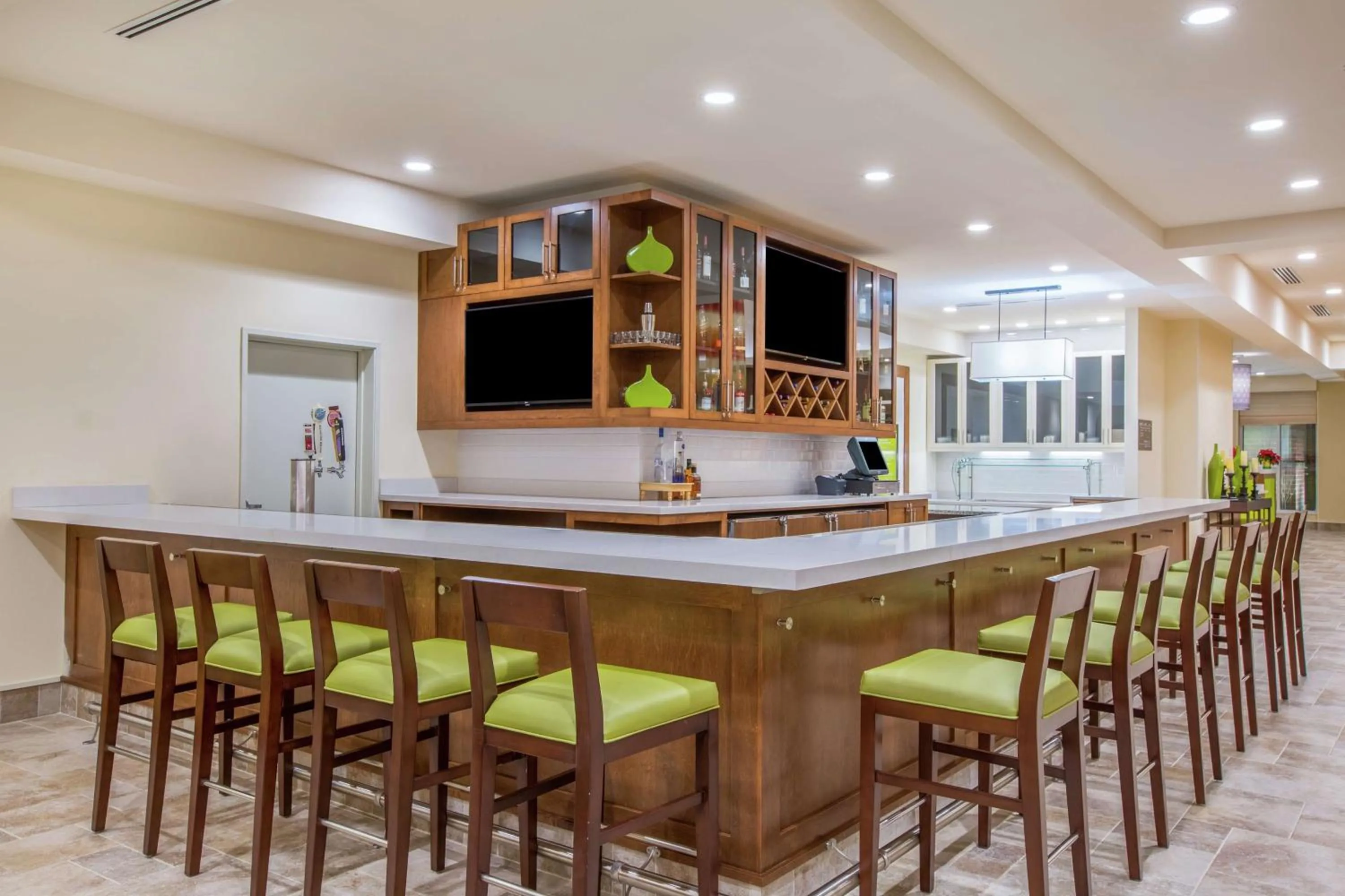 Lounge or bar in Hilton Garden Inn Olympia, WA