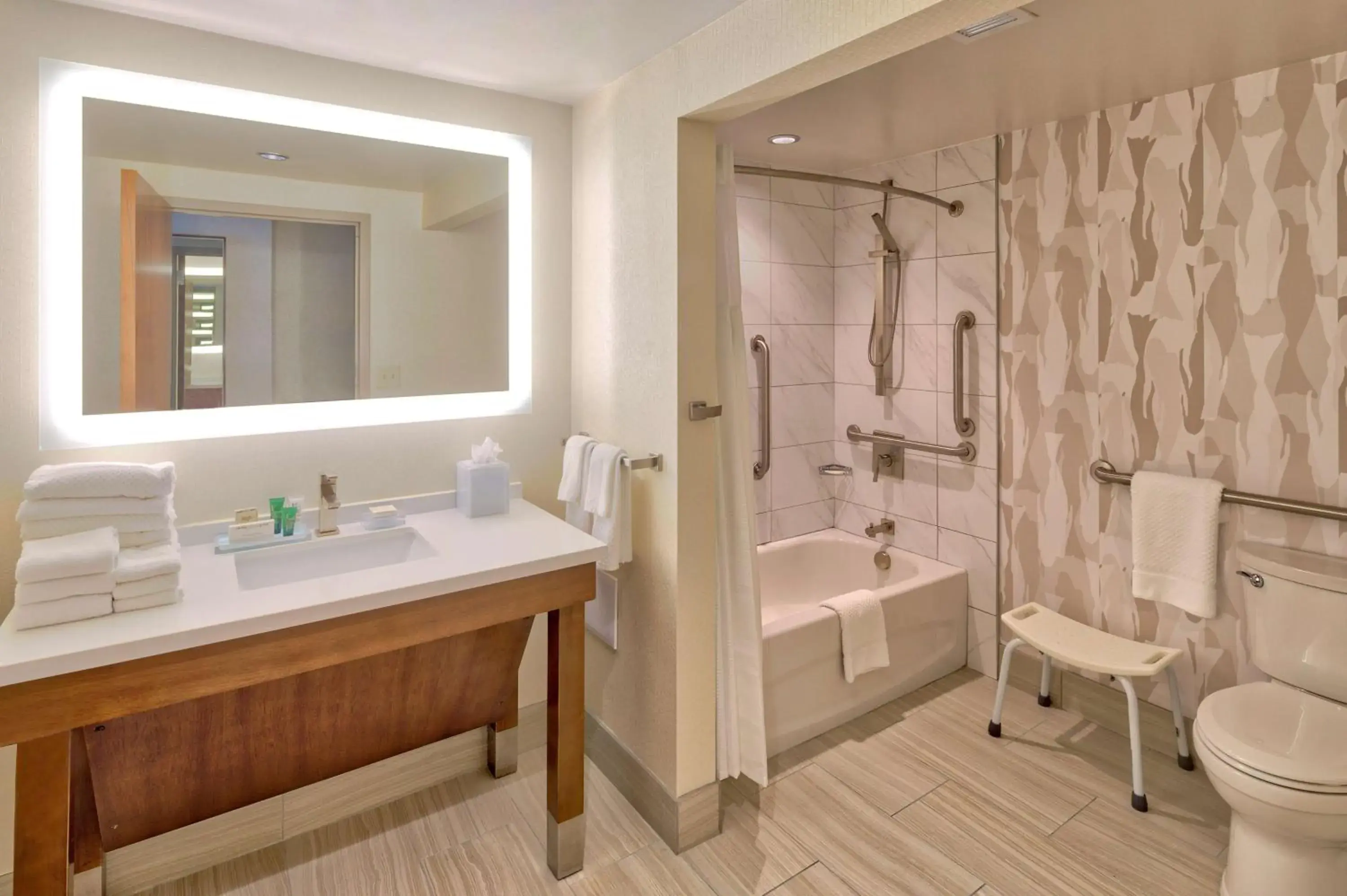 King Room with Bath Tub and River View - Mobility Access in Hilton Norfolk The Main King Room with Bath Tub and River View - Mobility Access in Hilton Norfolk The Main