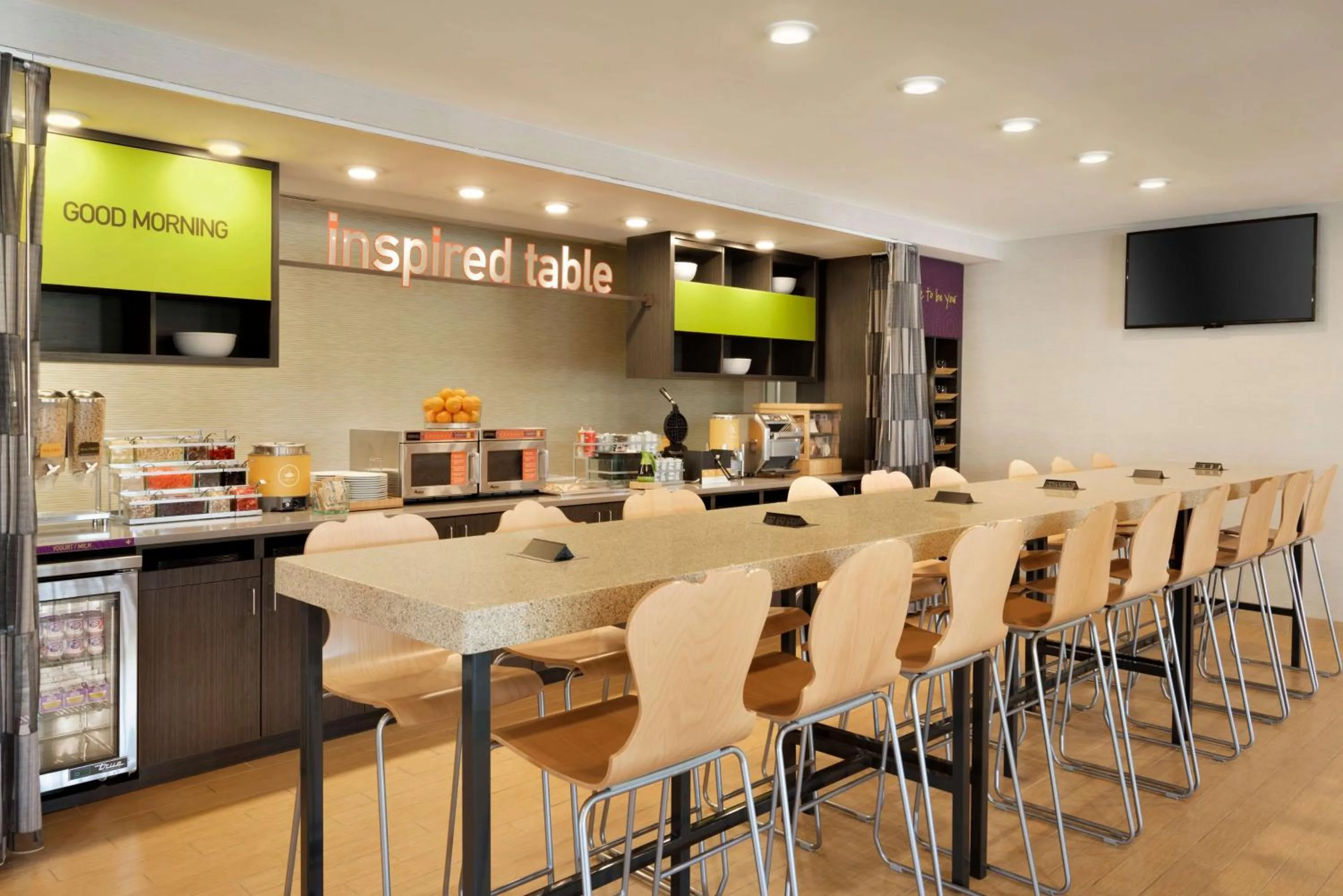 Dining area in Home2 Suites by Hilton Roanoke