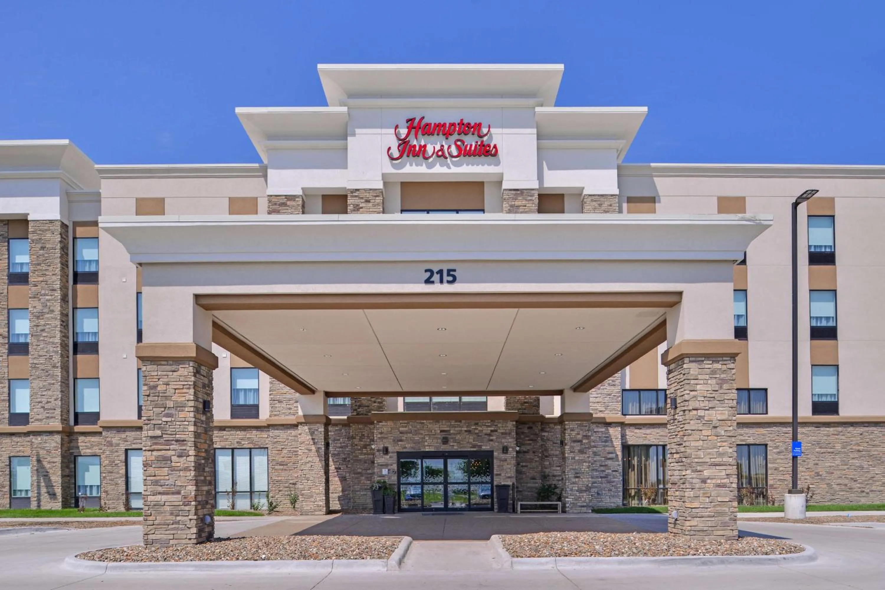 Property building in Hampton Inn and Suites Altoona-Des Moines by Hilton
