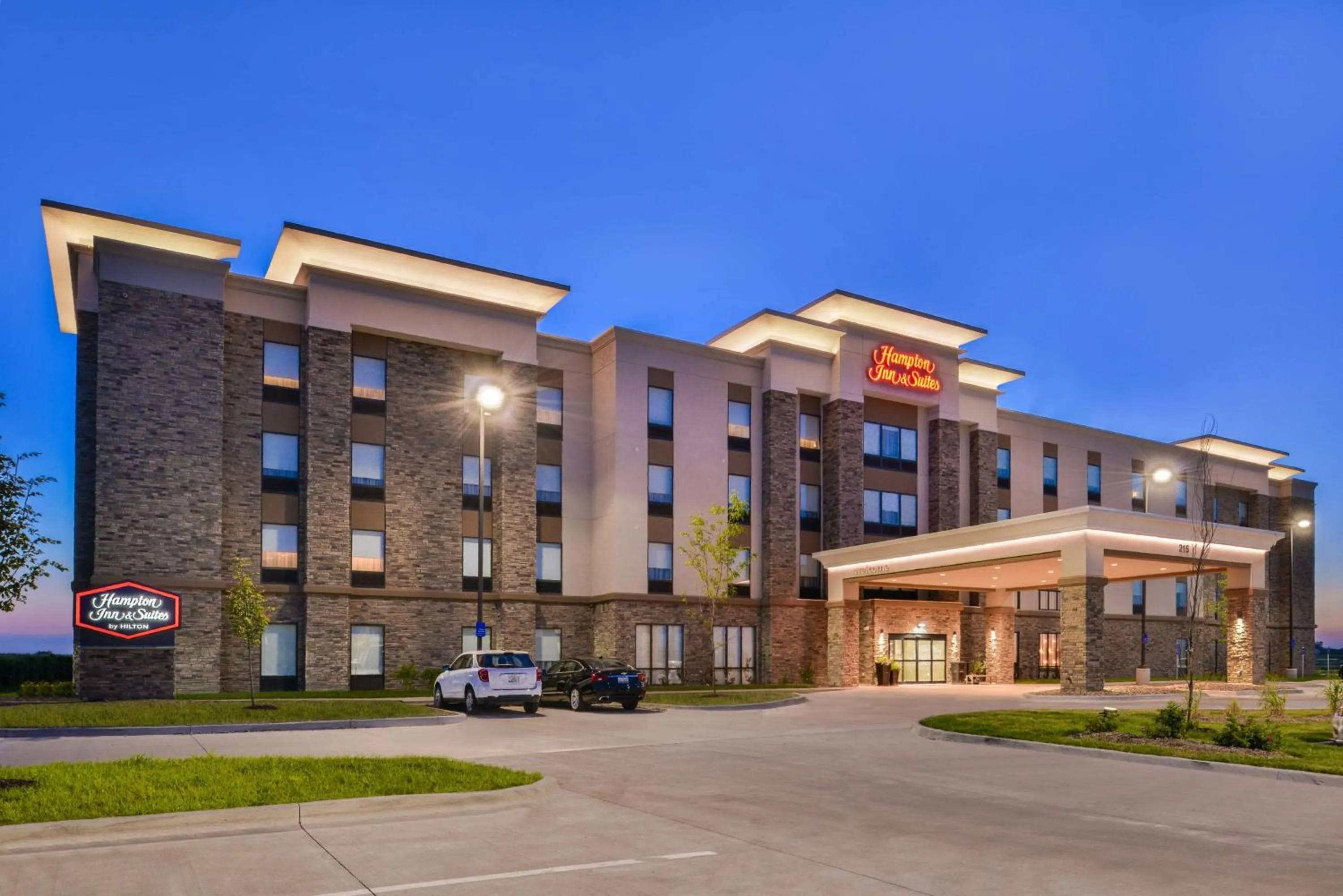 Property building in Hampton Inn and Suites Altoona-Des Moines by Hilton