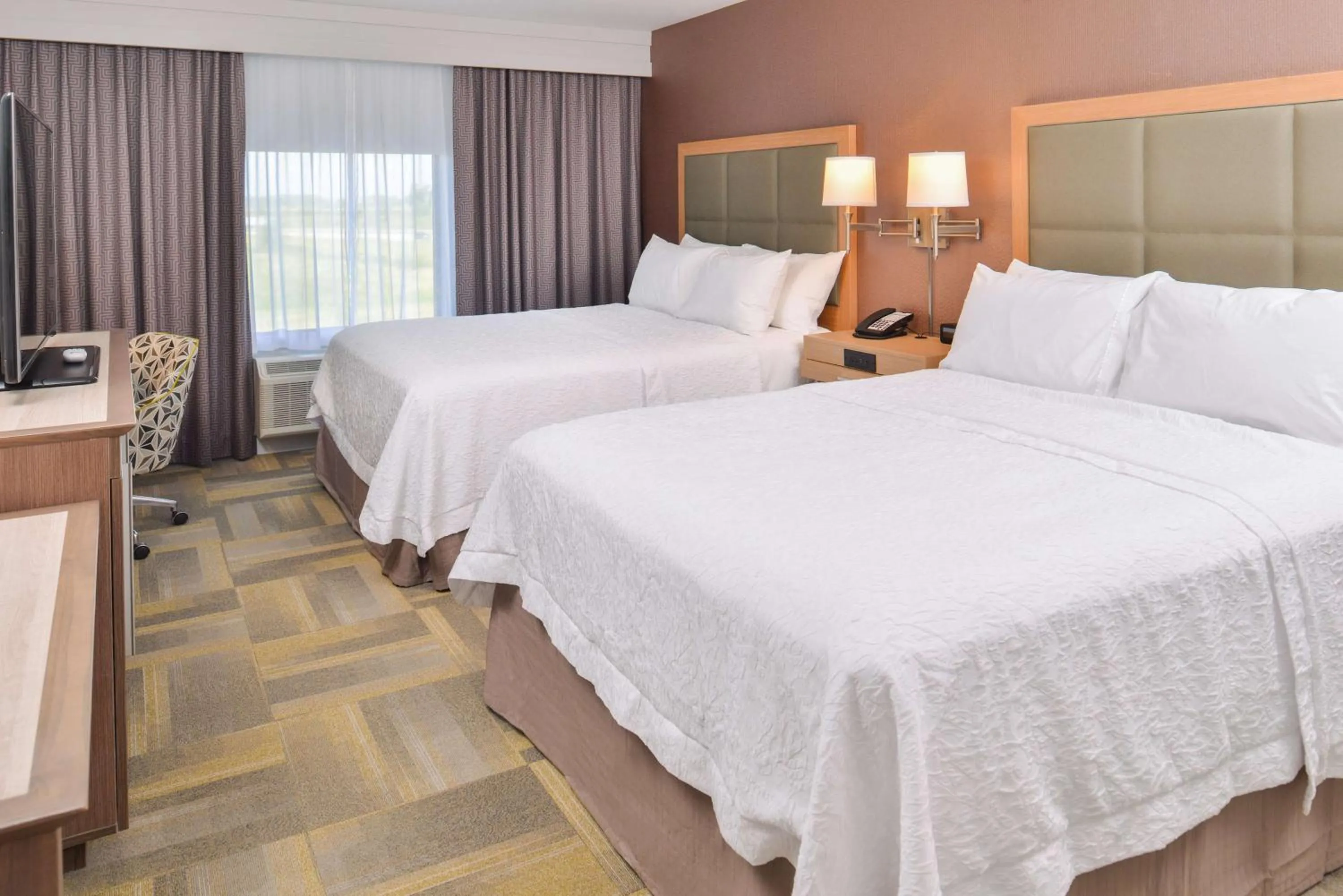 Bed in Hampton Inn and Suites Altoona-Des Moines by Hilton