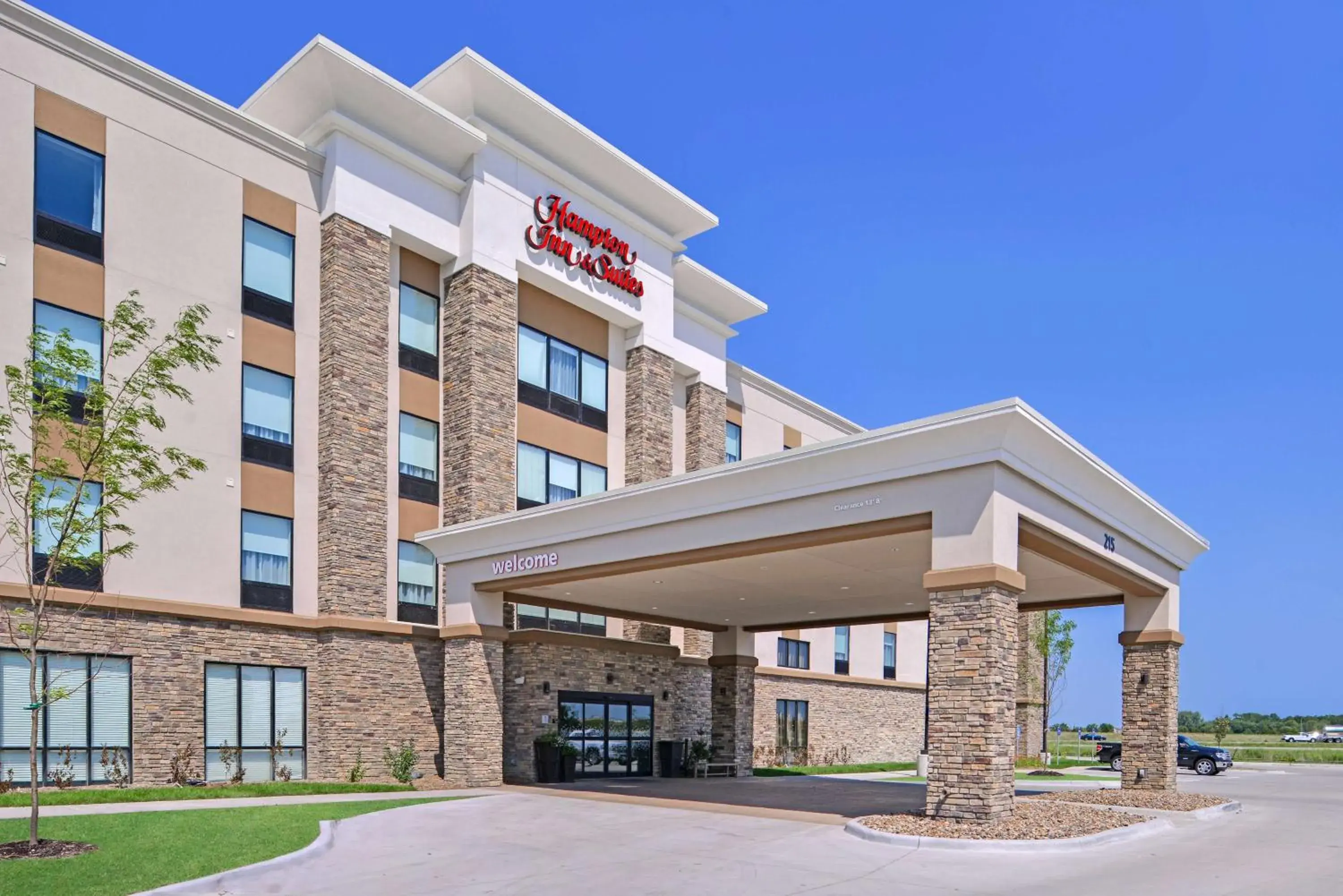 Property building in Hampton Inn and Suites Altoona-Des Moines by Hilton Property building in Hampton Inn and Suites Altoona-Des Moines by Hilton