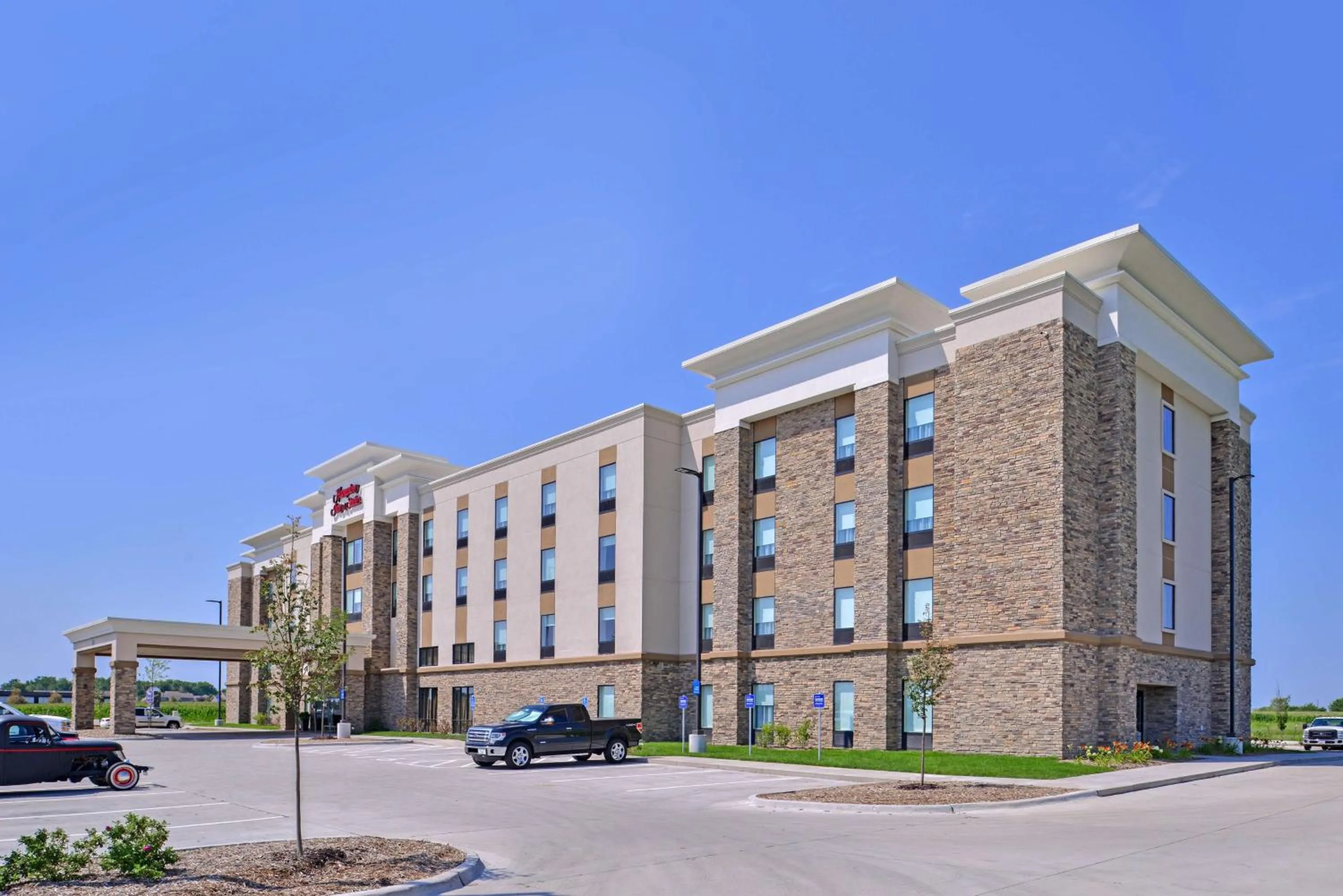 Property building in Hampton Inn and Suites Altoona-Des Moines by Hilton