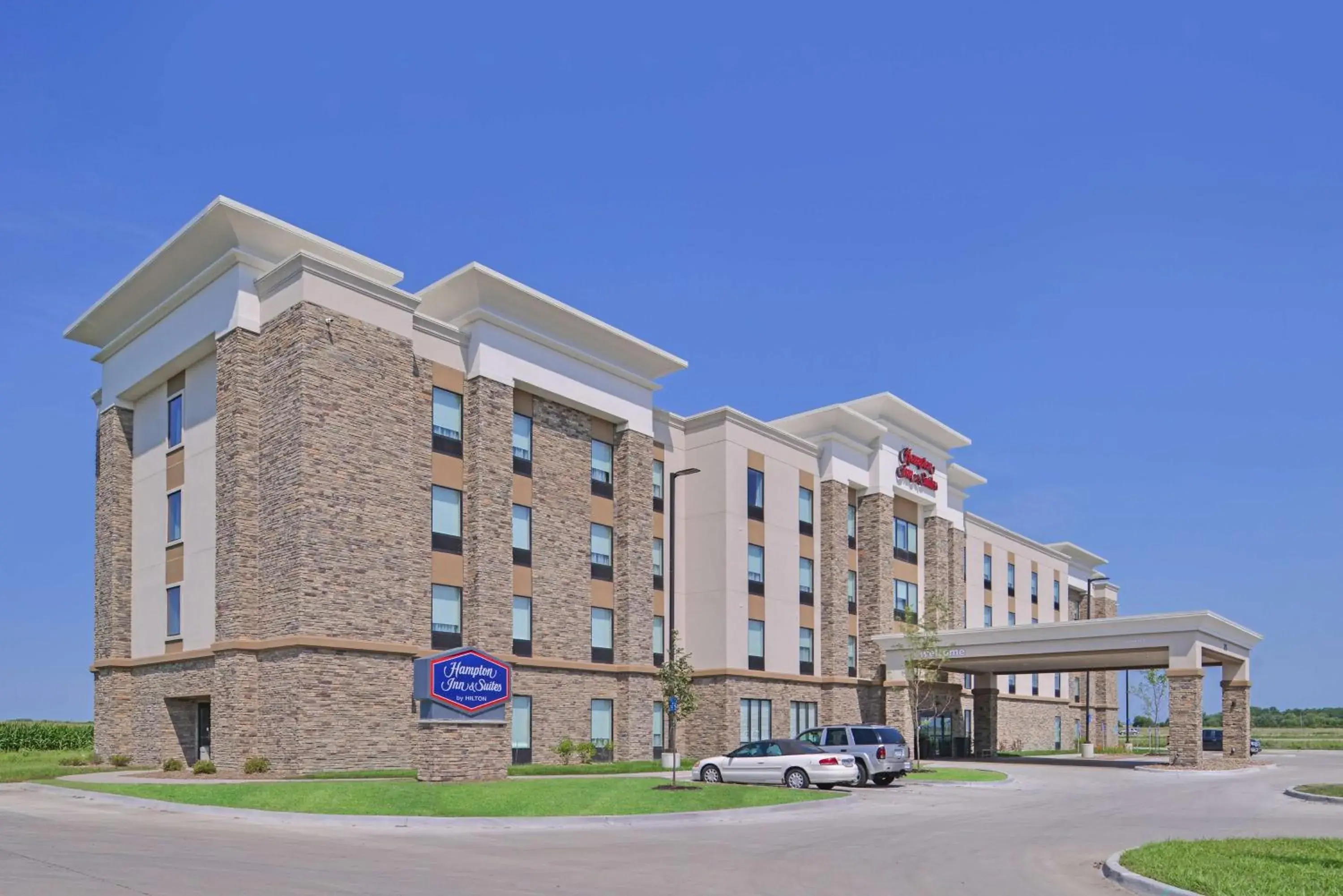 Property building in Hampton Inn and Suites Altoona-Des Moines by Hilton Property building in Hampton Inn and Suites Altoona-Des Moines by Hilton