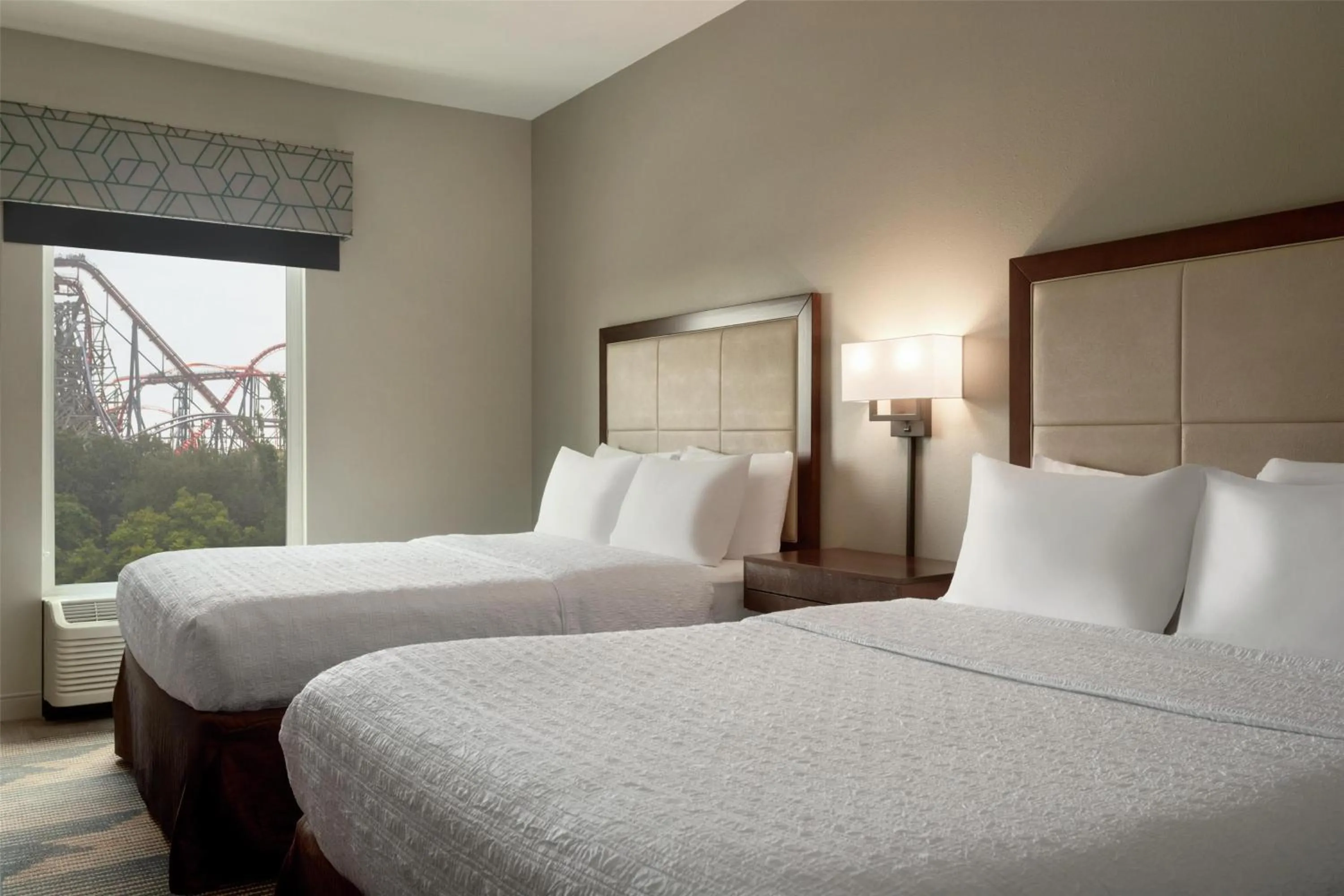 Bed in Hampton Inn & Suites by Hilton Tampa Busch Gardens Area