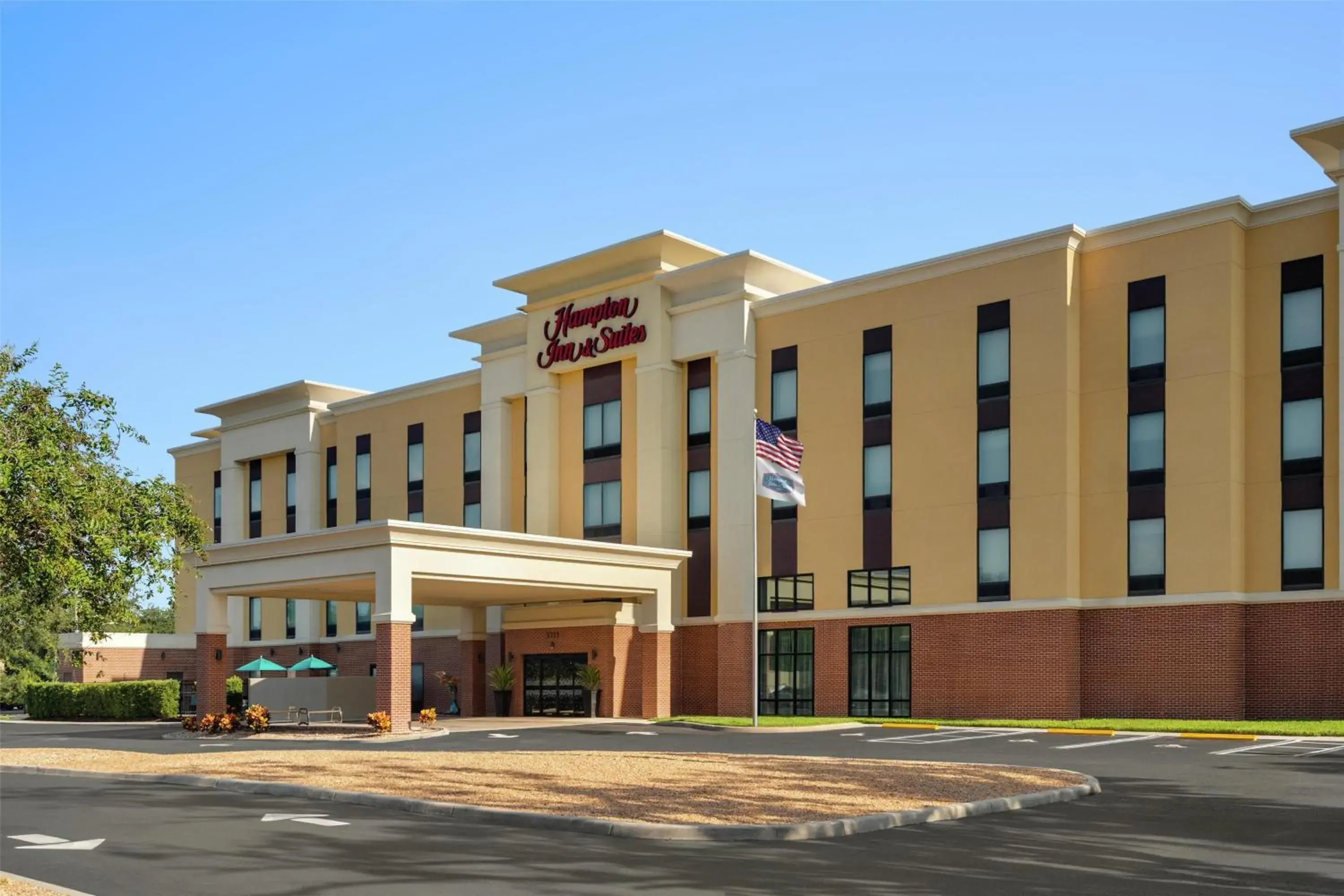 Property building in Hampton Inn & Suites by Hilton Tampa Busch Gardens Area Property building in Hampton Inn & Suites by Hilton Tampa Busch Gardens Area