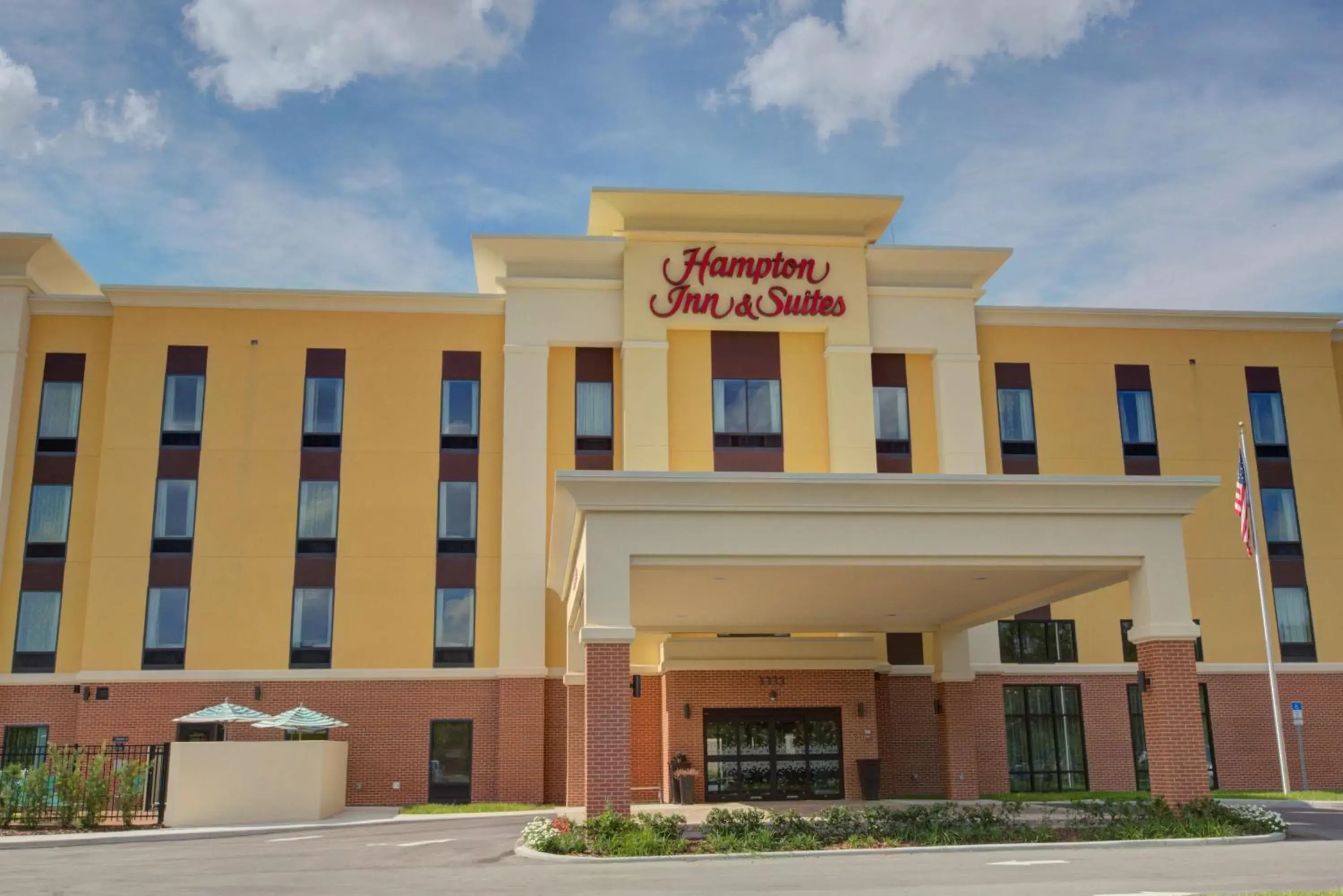 Property building in Hampton Inn & Suites by Hilton Tampa Busch Gardens Area Property building in Hampton Inn & Suites by Hilton Tampa Busch Gardens Area
