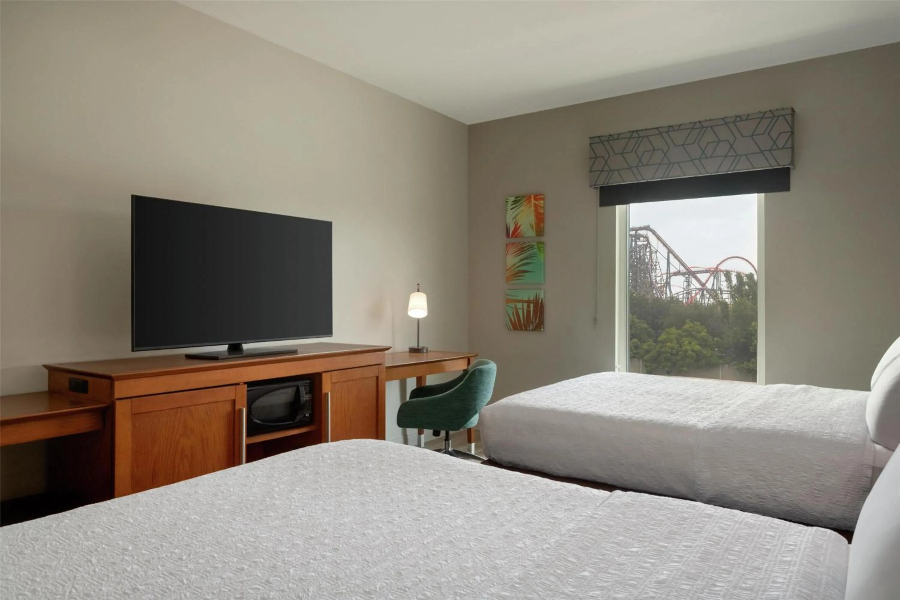 Bed in Hampton Inn & Suites by Hilton Tampa Busch Gardens Area