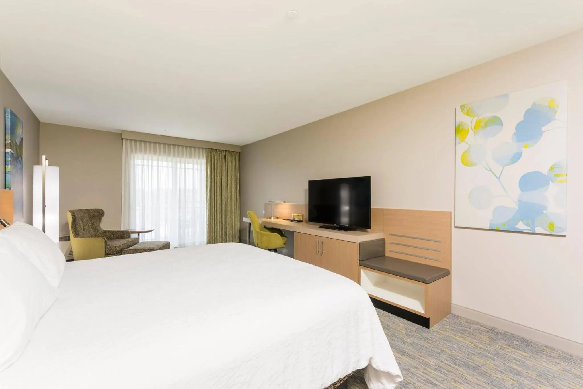 Bed in Hilton Garden Inn Grand Rapids East