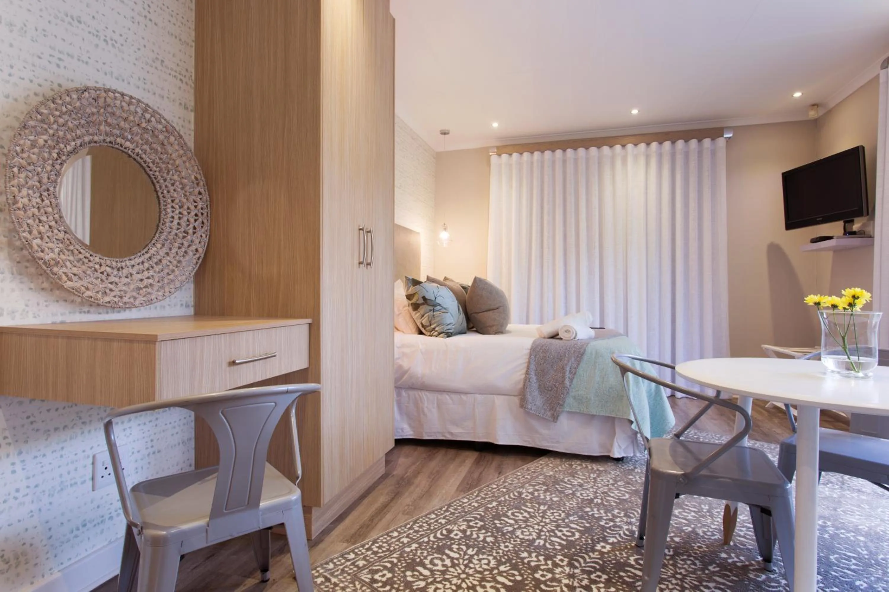 Photo of the whole room, Bed in The Aviary