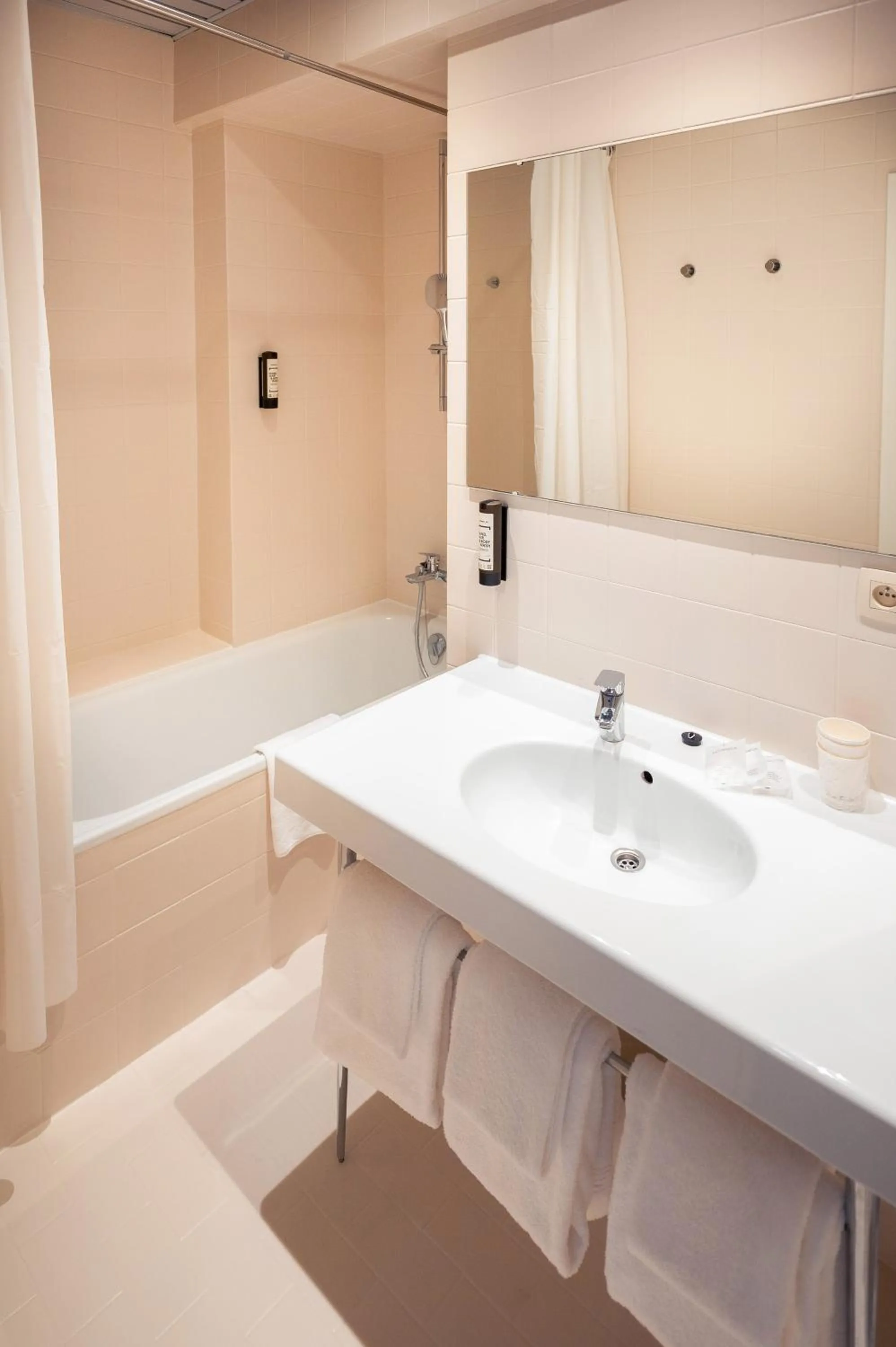 Bathroom, Bed in Hotel Queen Anne