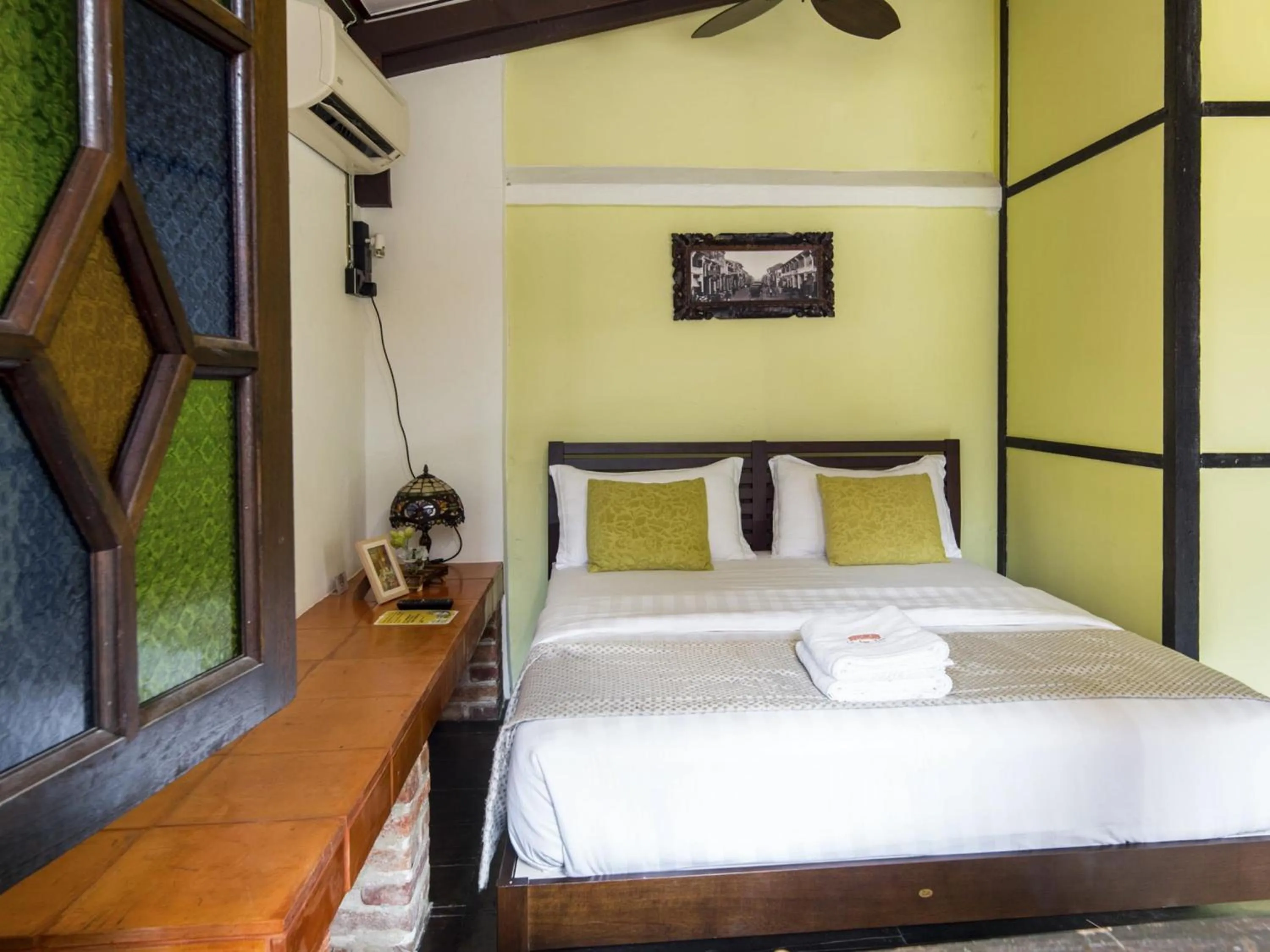 Photo of the whole room, Bed in ke-lan-tan House