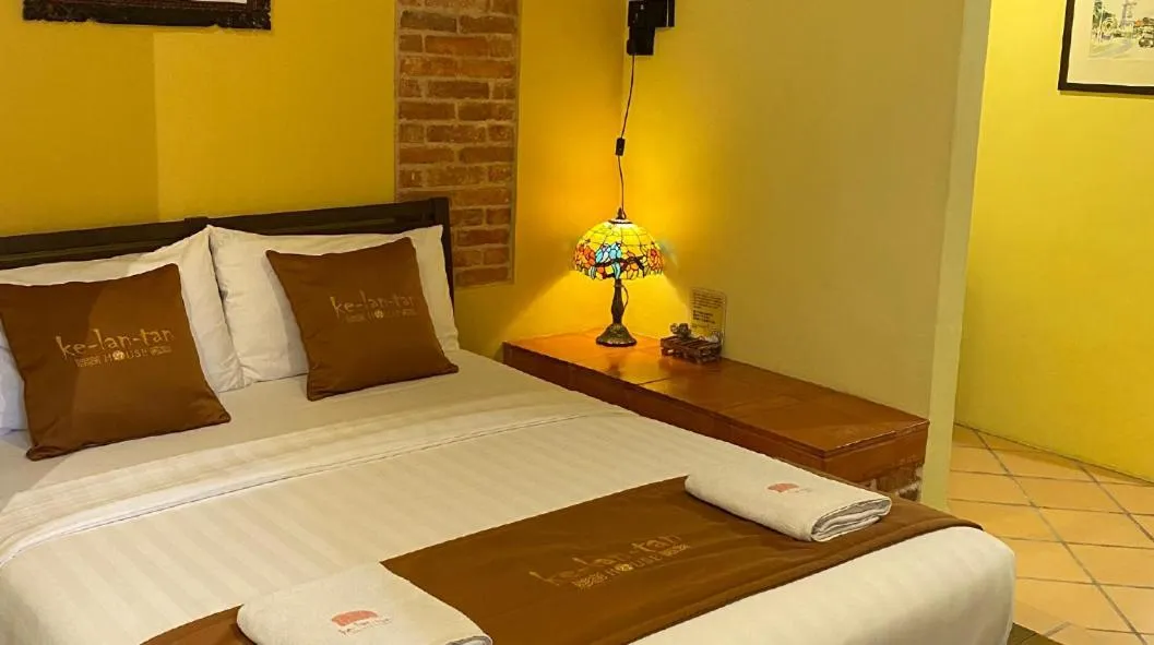 Bedroom, Bed in ke-lan-tan House