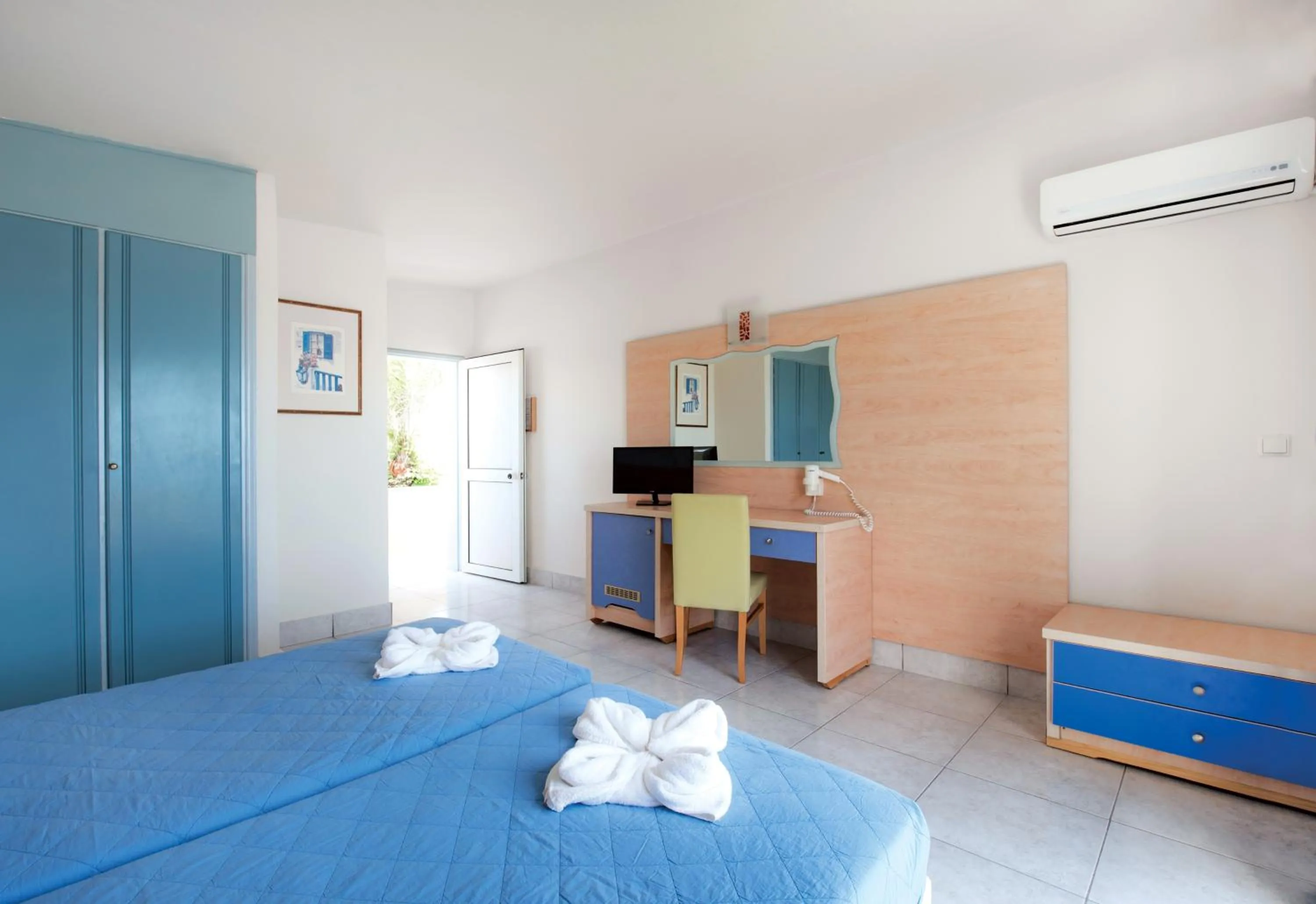 Bedroom, Bed in Eurovillage Achilleas Hotel