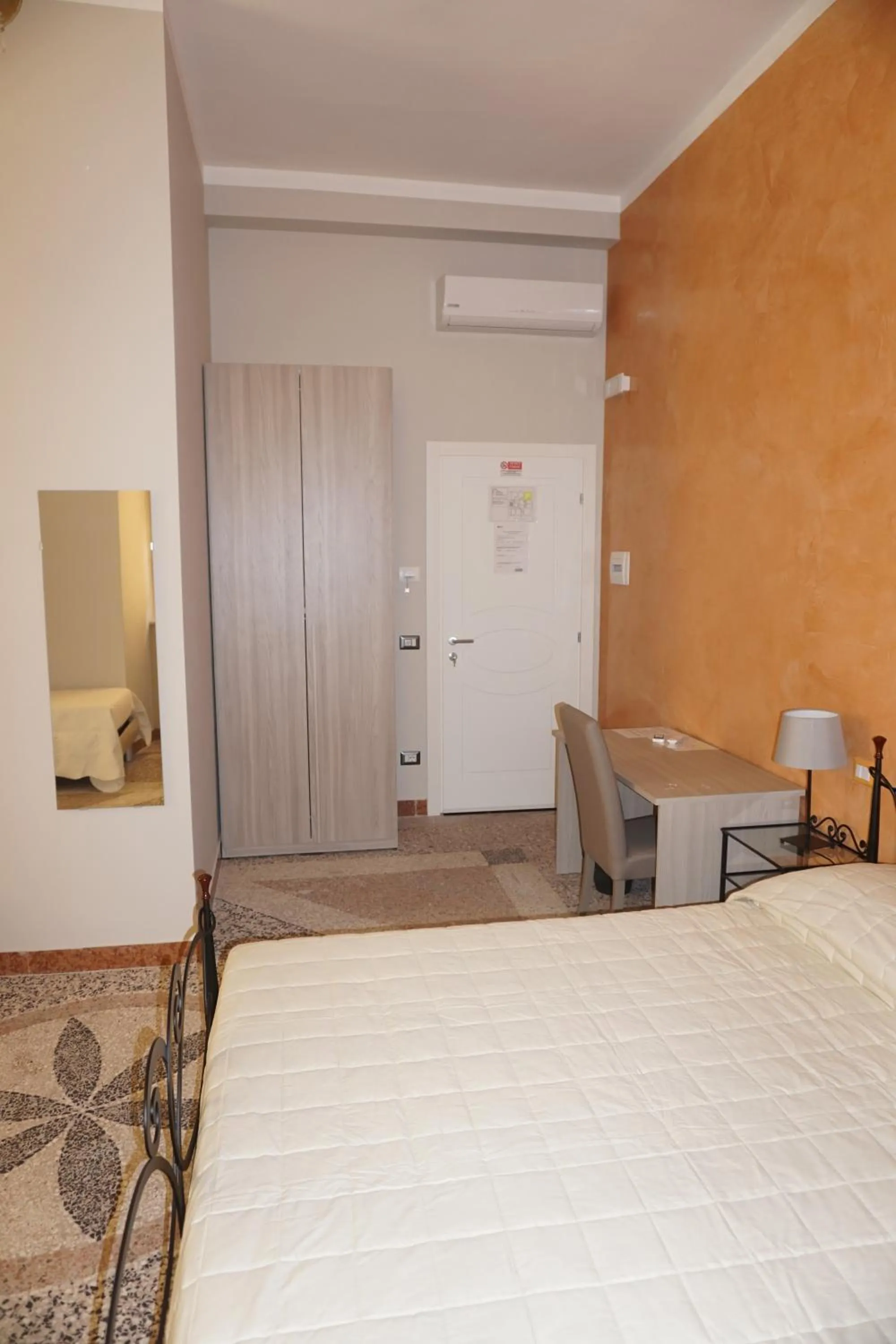 Photo of the whole room, Bed in Residence Stendhal Guest House