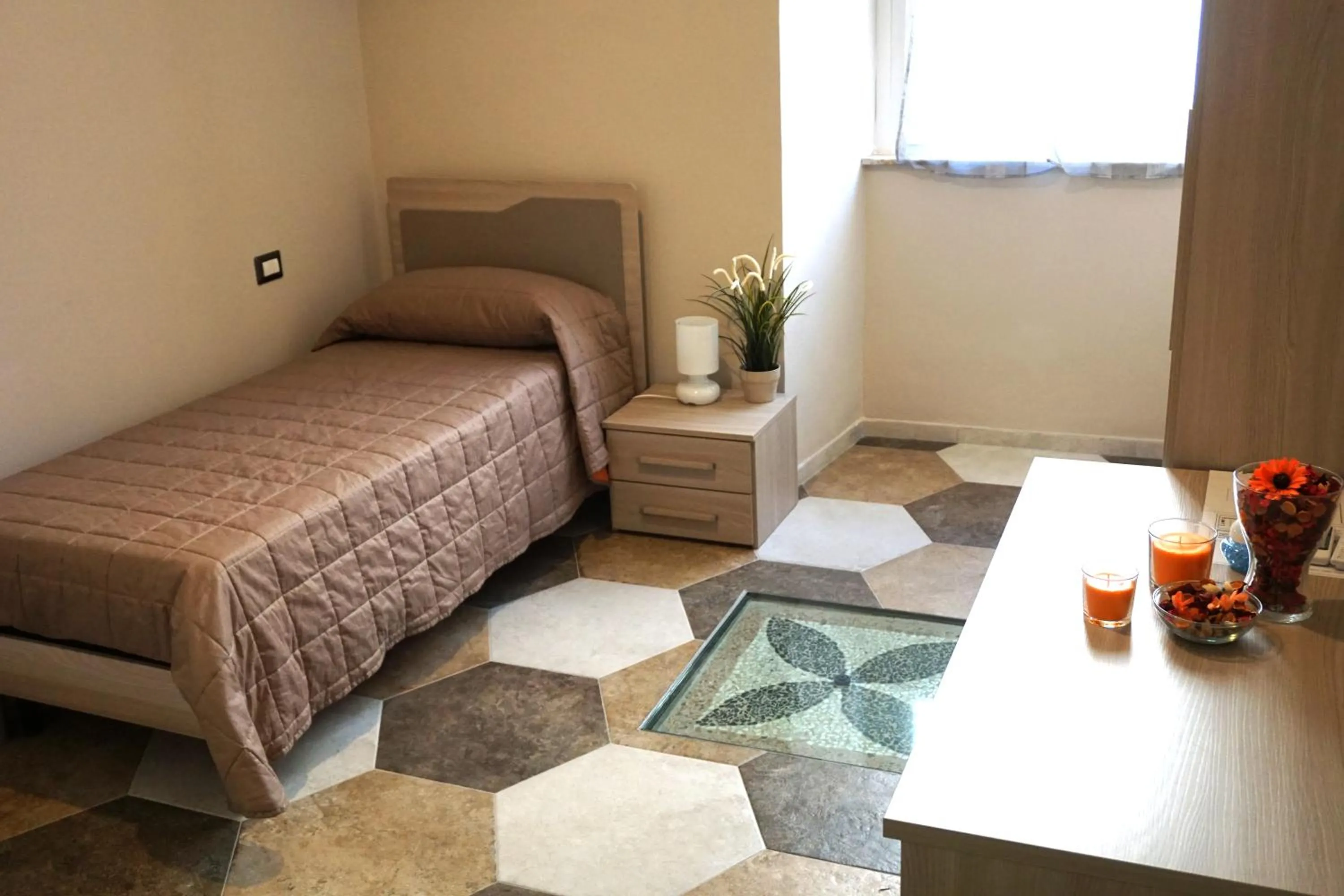 Photo of the whole room, Bed in Residence Stendhal Guest House