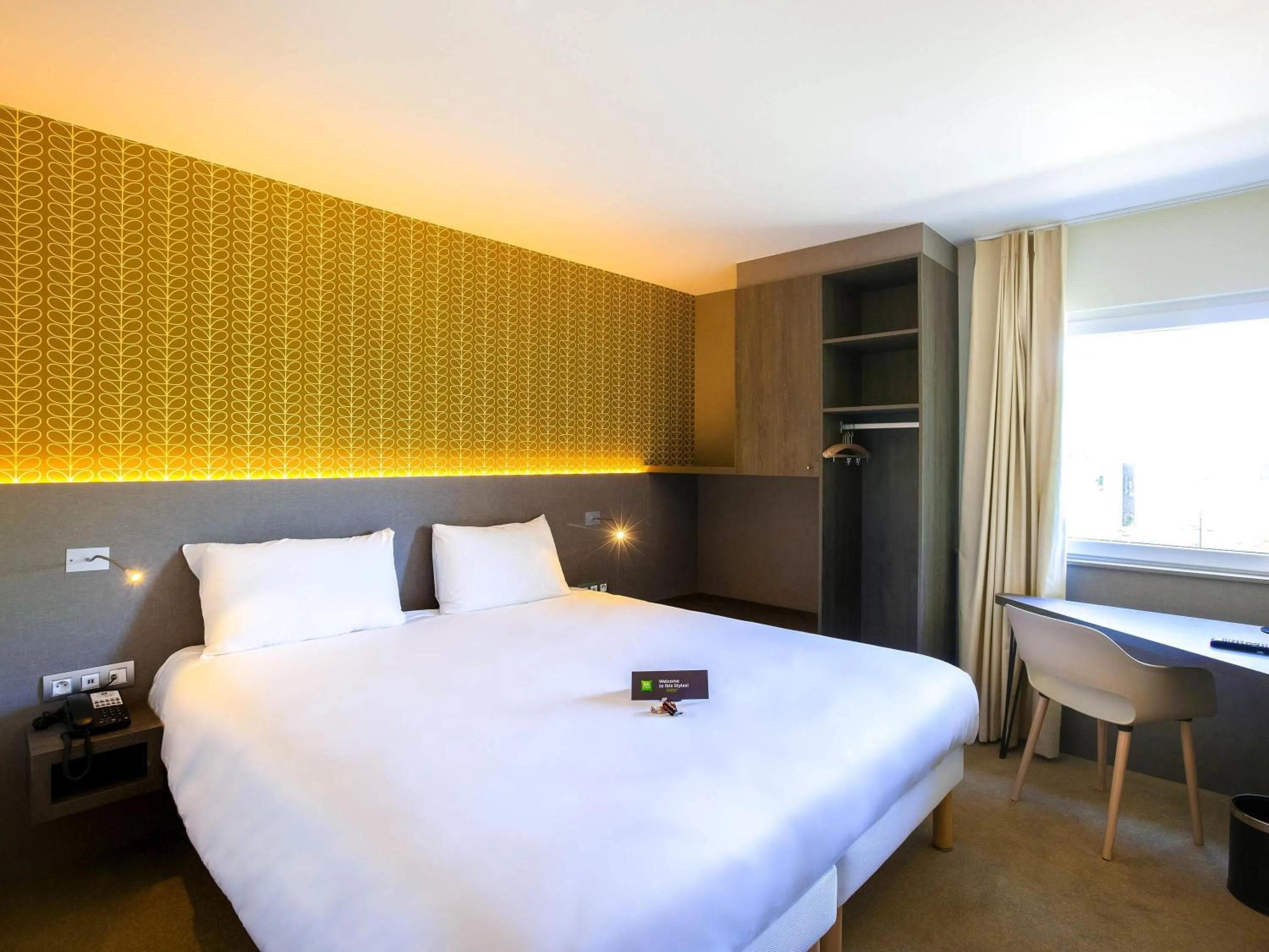 Property building, Bed in ibis Styles Kortrijk Expo