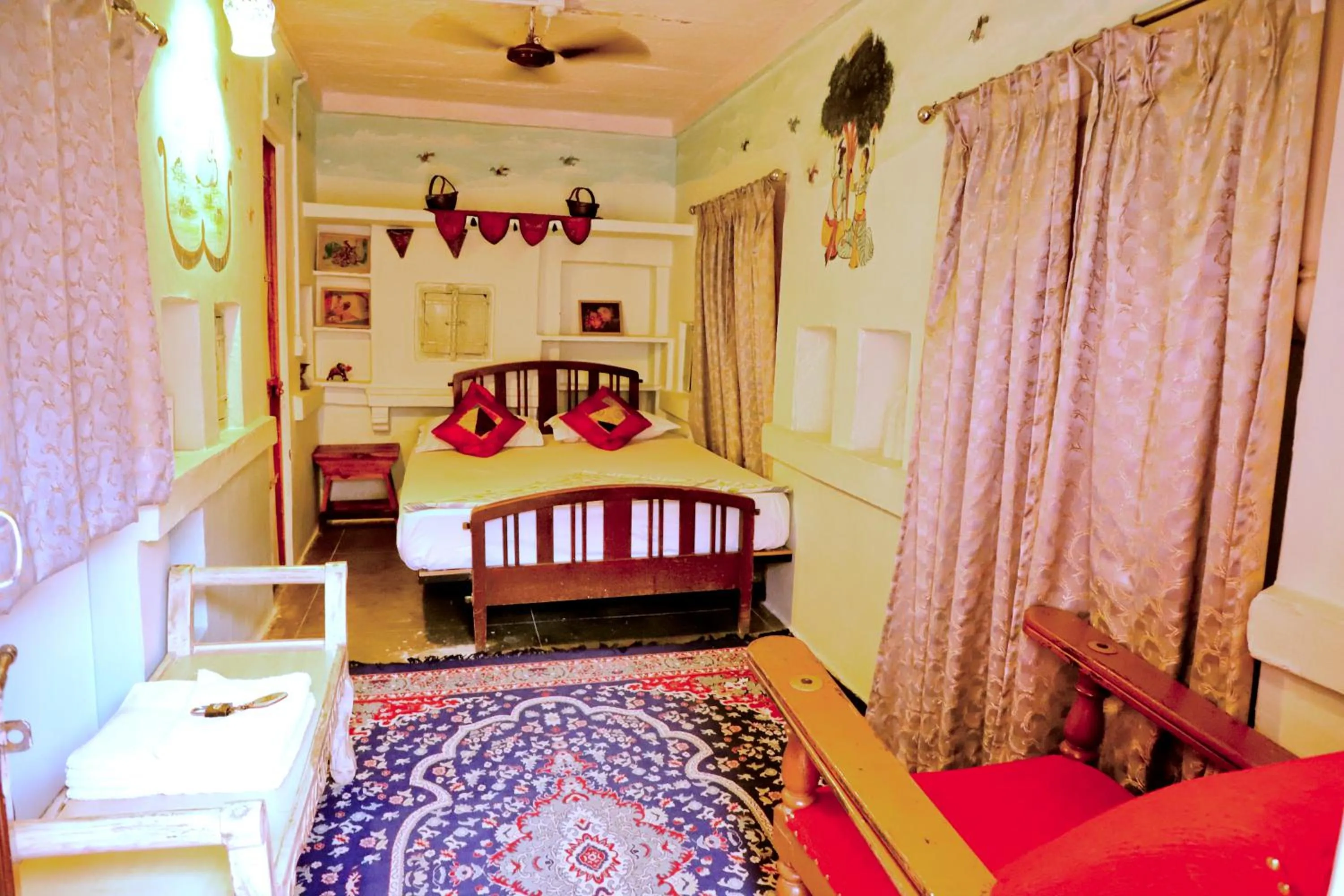 Bed in Singhvi's Haveli