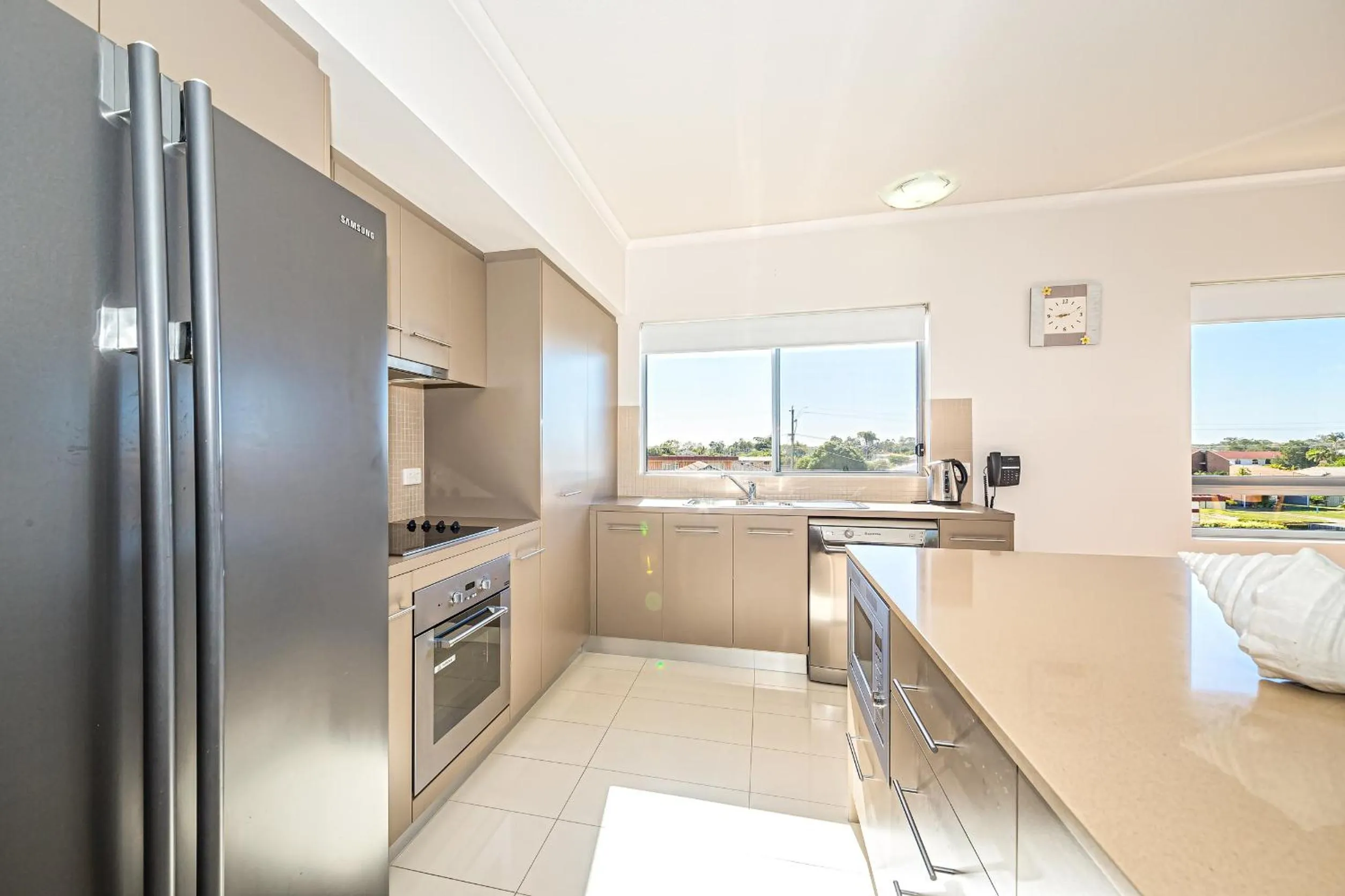 Kitchen or kitchenette in On the Bay Apartments
