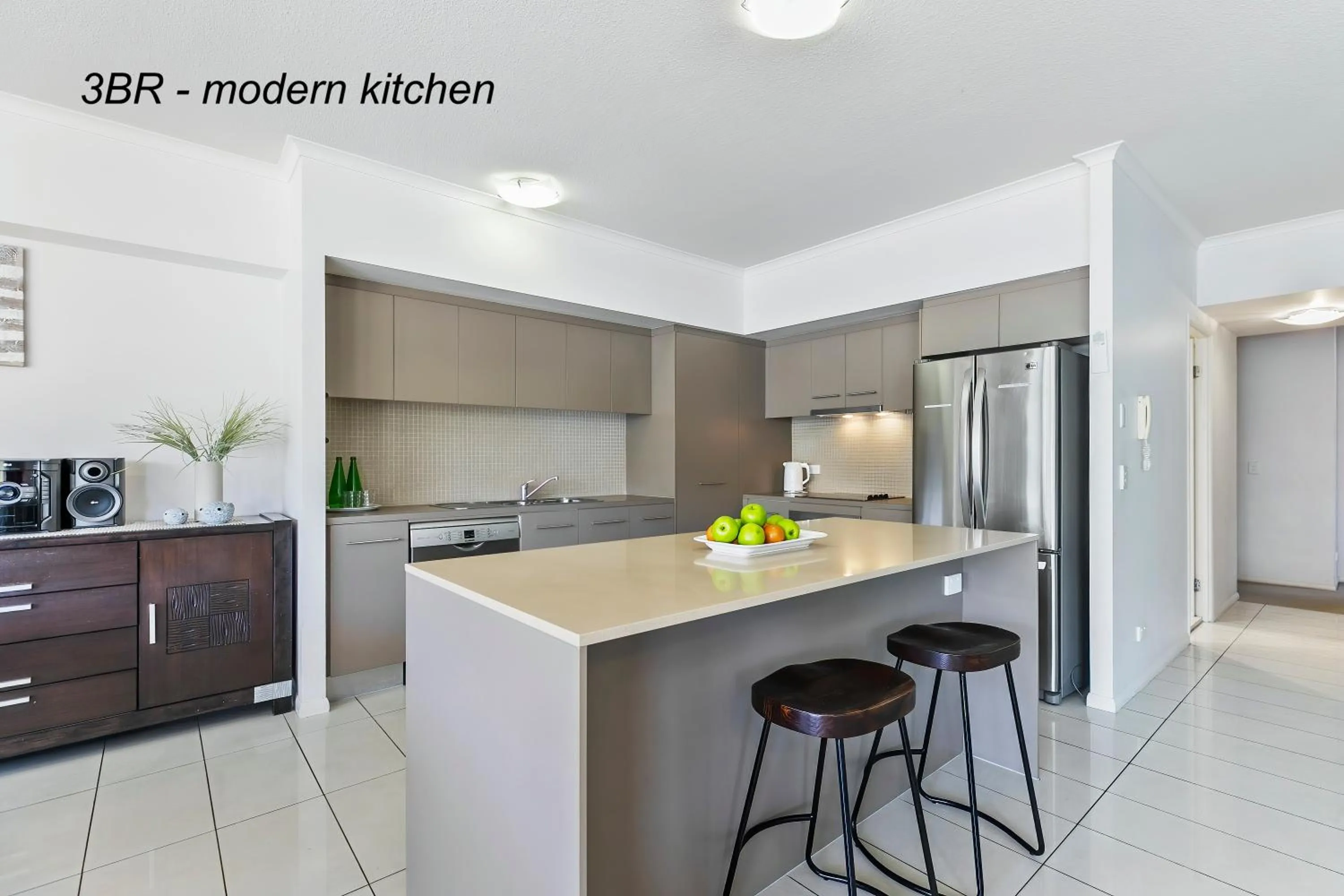Kitchen or kitchenette in On the Bay Apartments
