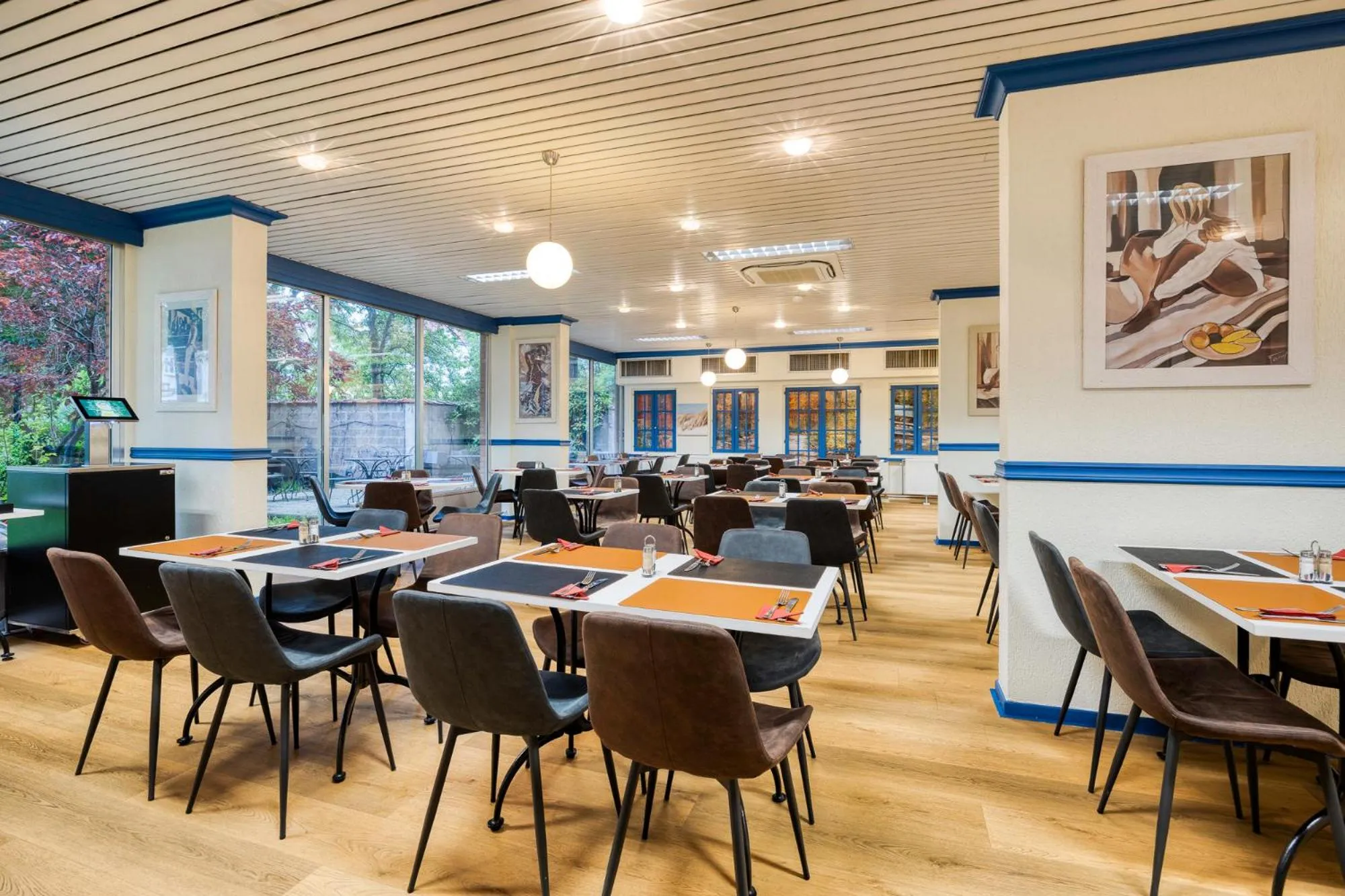 Restaurant/places to eat in First Euroflat Hotel