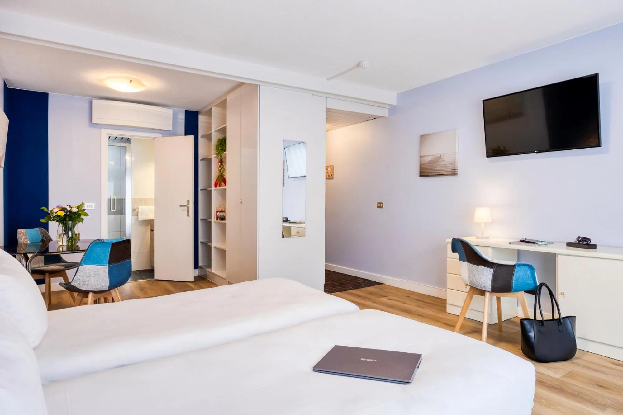 TV and multimedia, Bed in First Euroflat Hotel