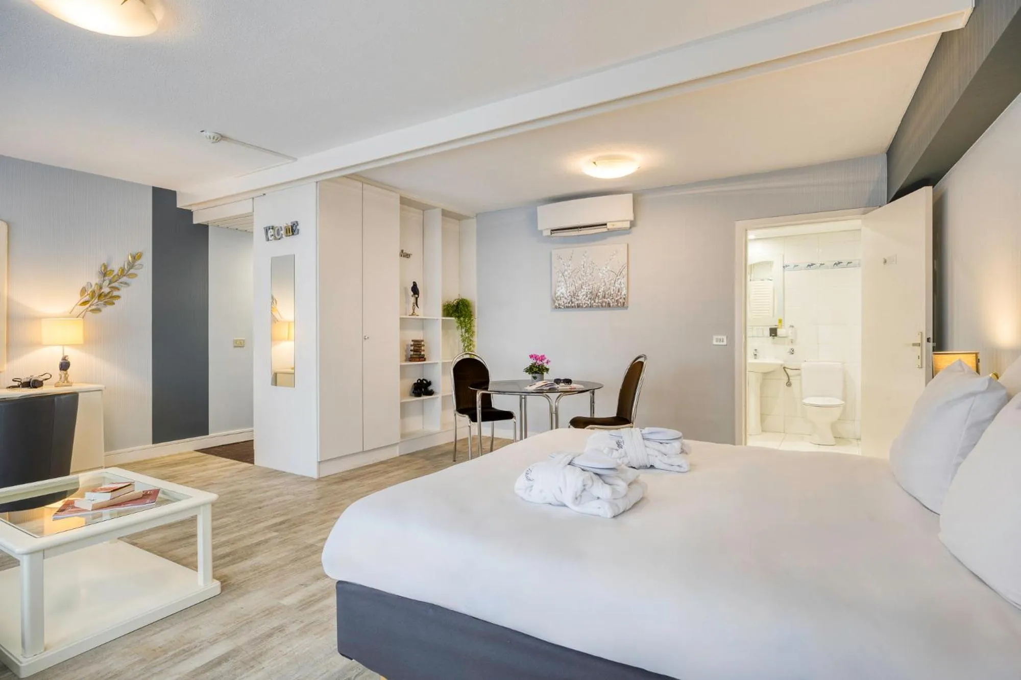 Bedroom, Bed in First Euroflat Hotel