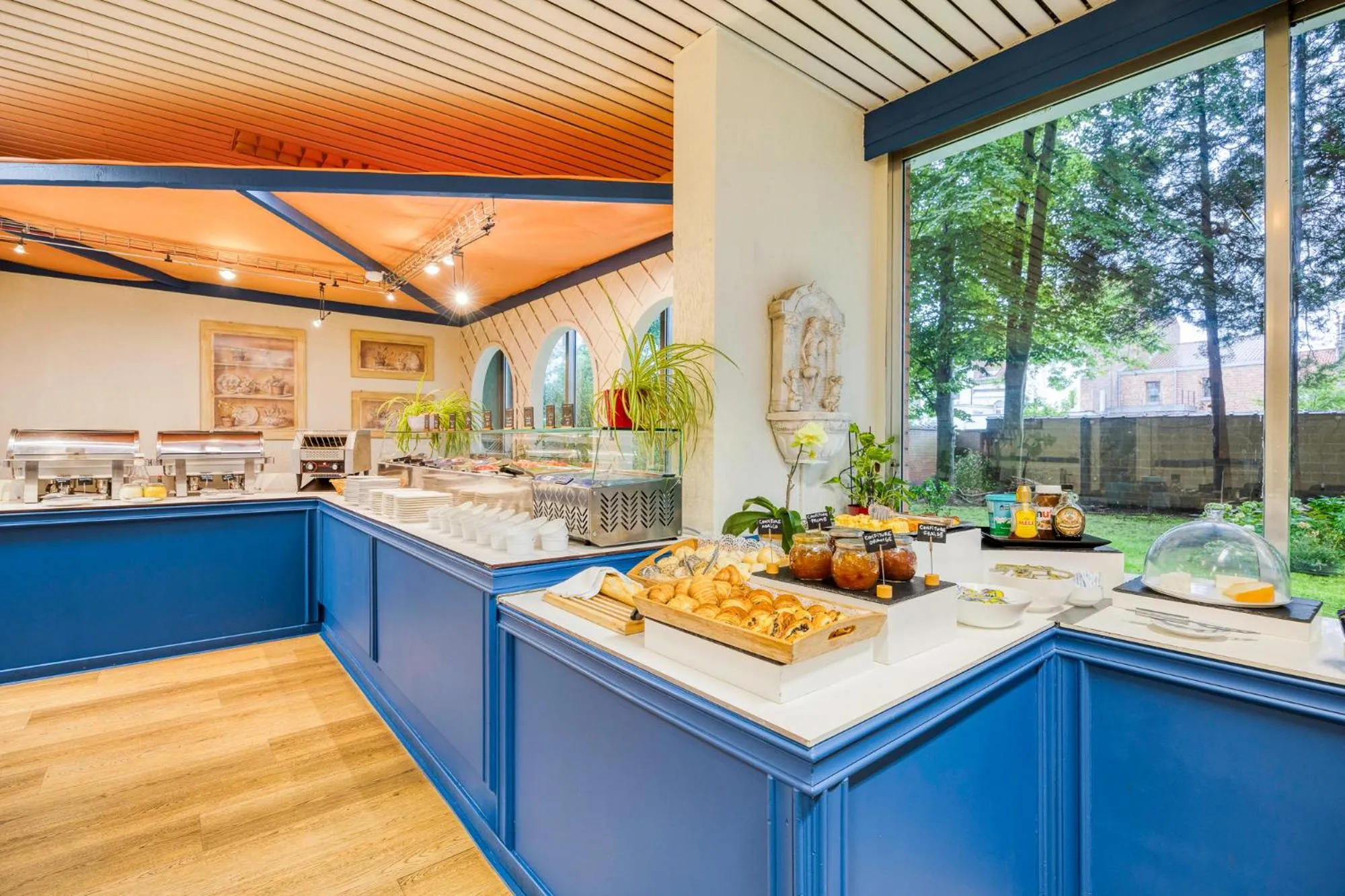 Restaurant/places to eat in First Euroflat Hotel