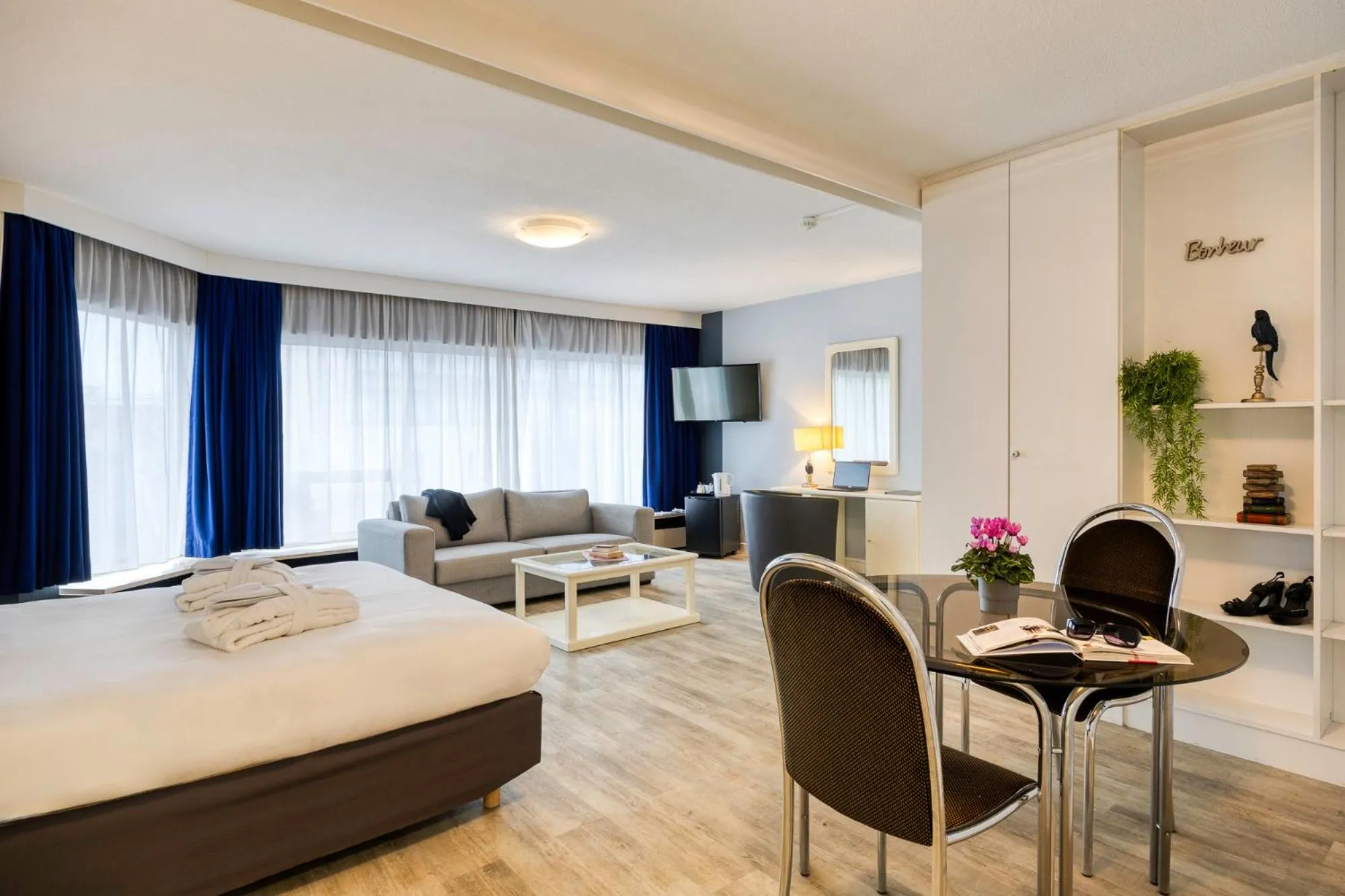 Photo of the whole room, Bed in First Euroflat Hotel