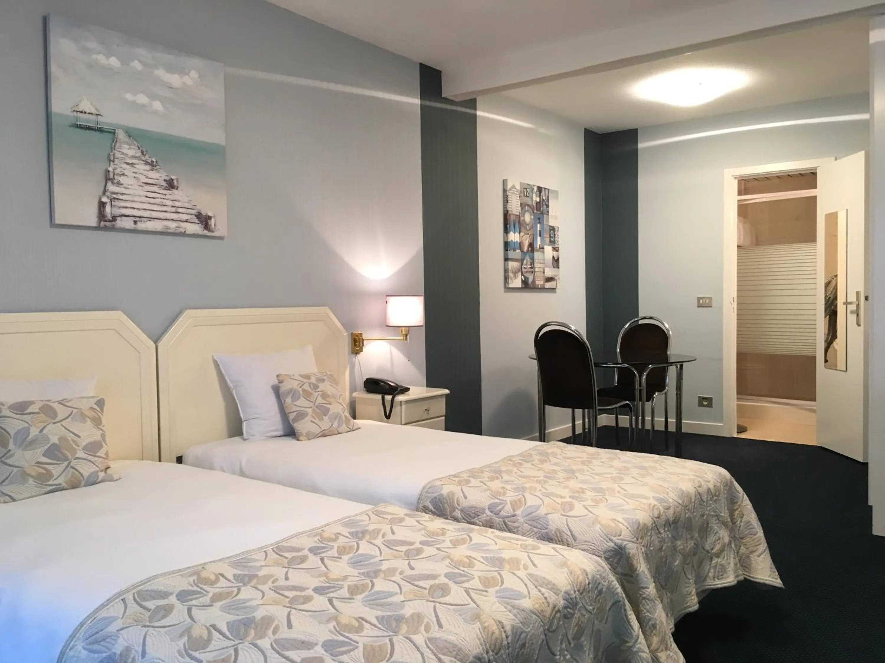 Shower, Bed in First Euroflat Hotel