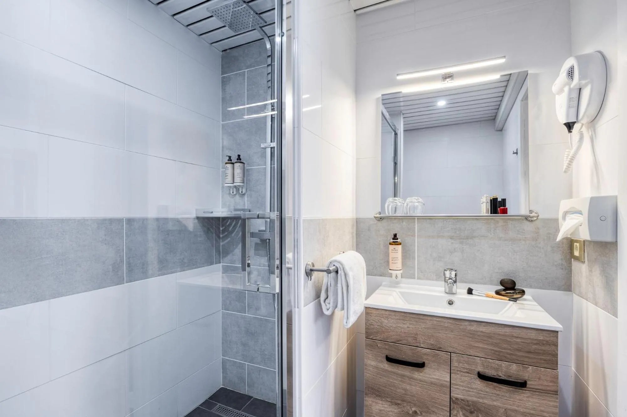 Shower in First Euroflat Hotel