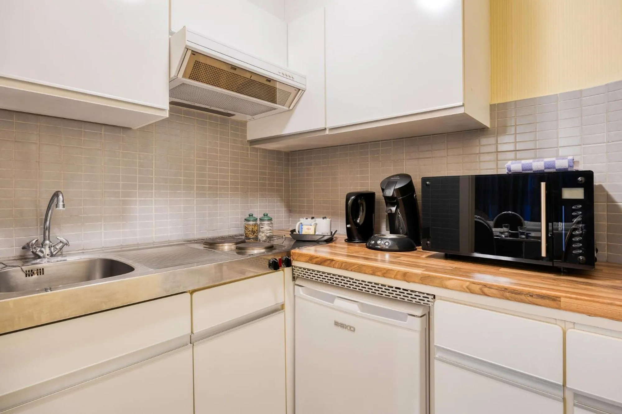kitchen in First Euroflat Hotel
