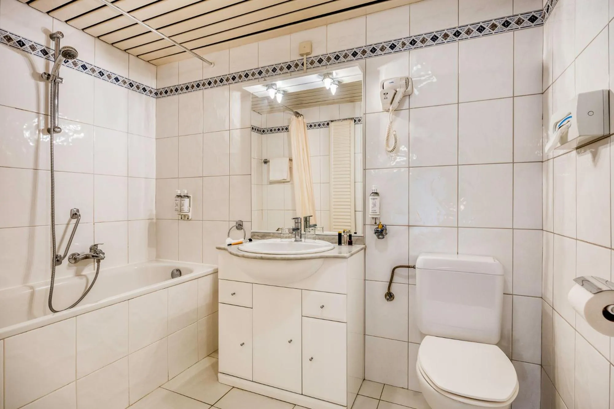 Shower in First Euroflat Hotel