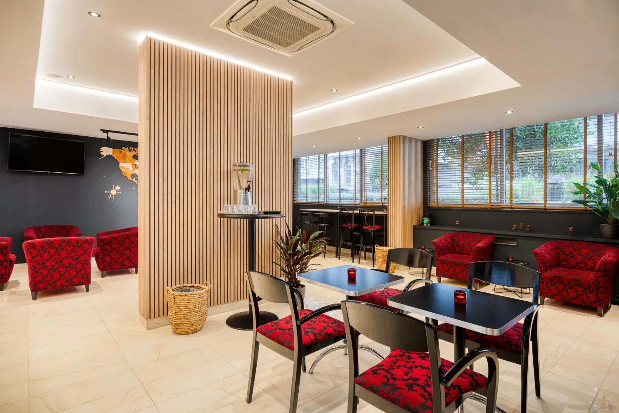 Communal lounge/ TV room in First Euroflat Hotel