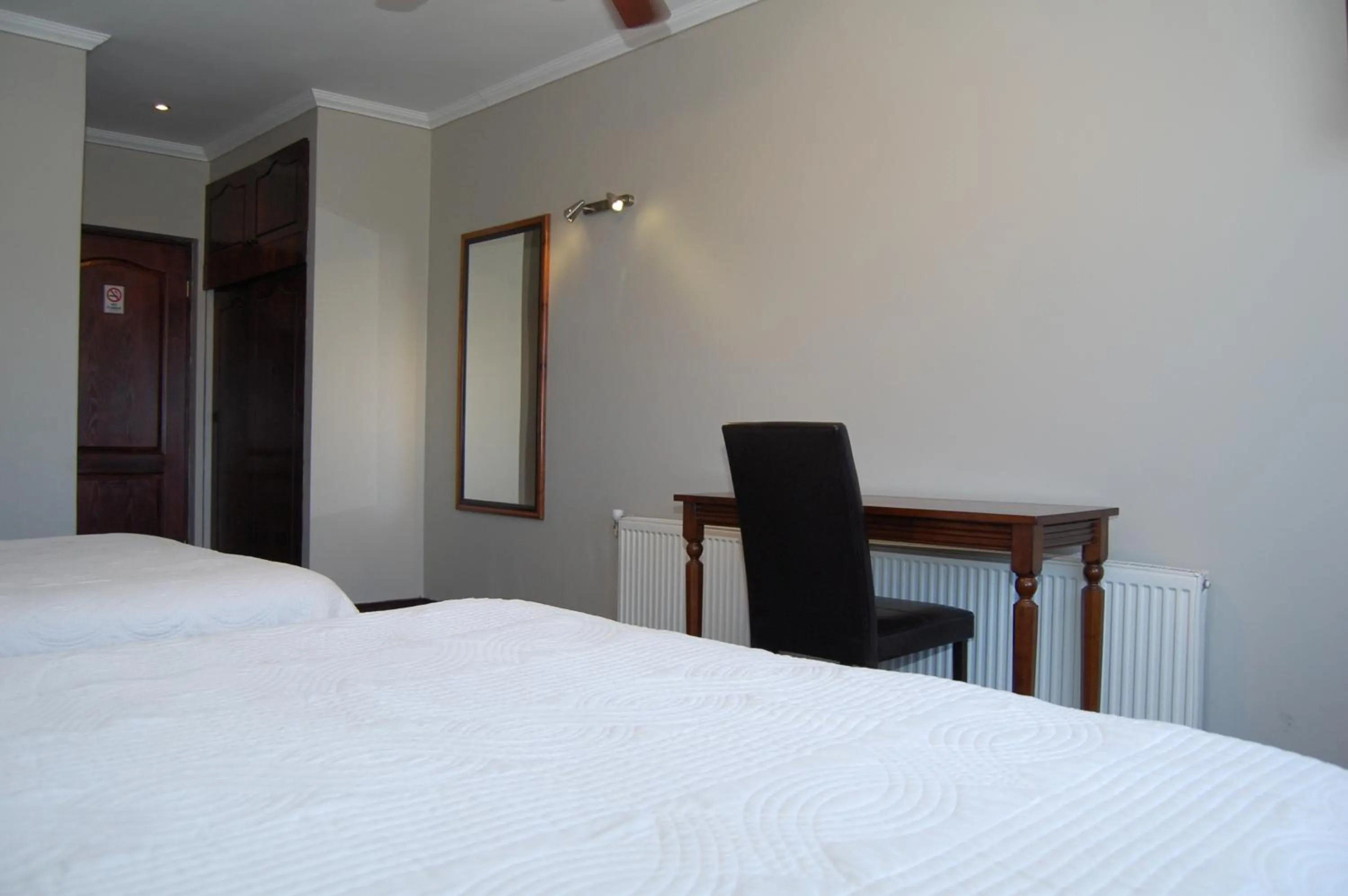 Photo of the whole room, Bed in Hotel Econohotel