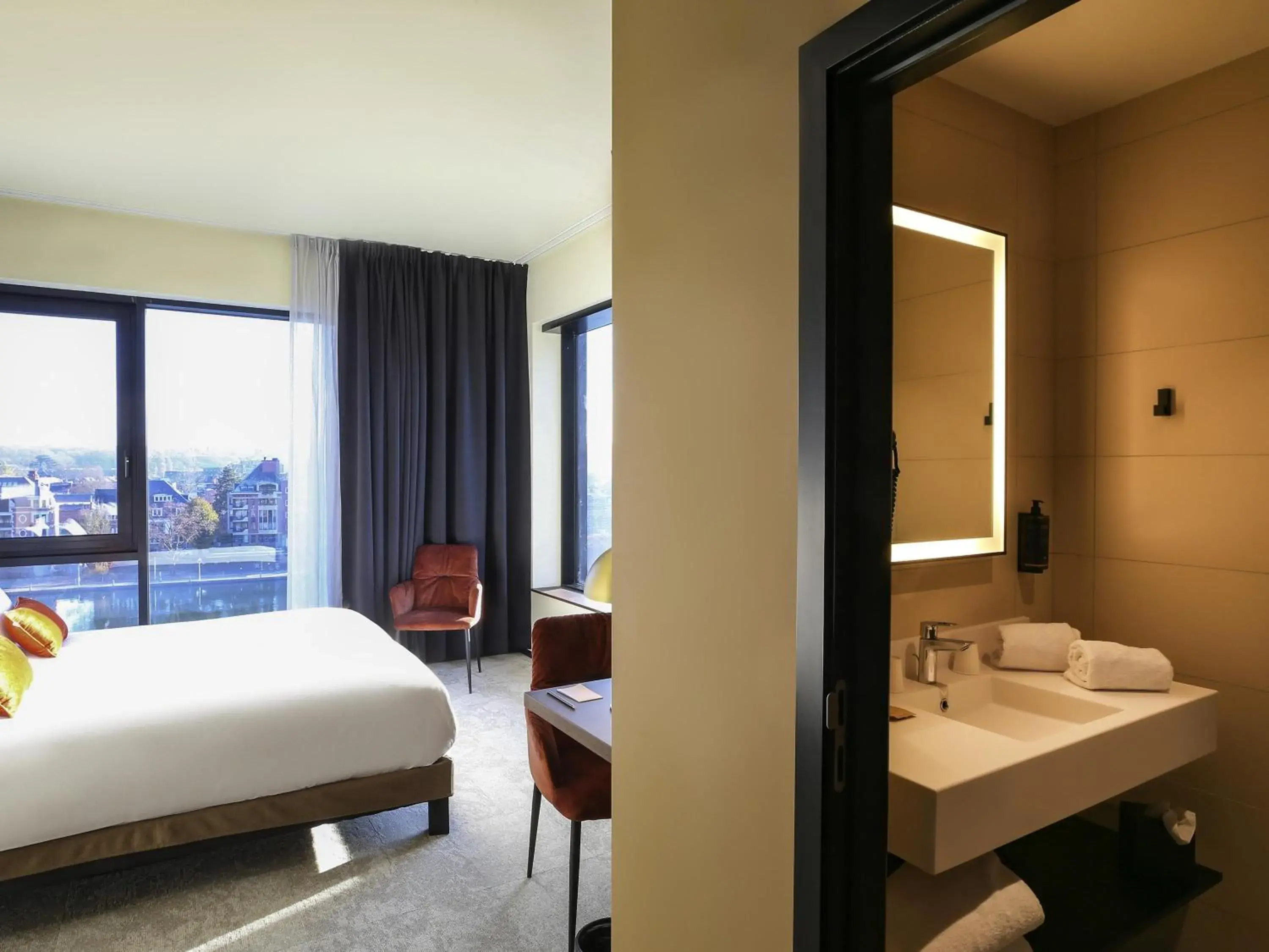 Bedroom, Bed in Mercure Namur Hotel Bedroom, Bed in Mercure Namur Hotel